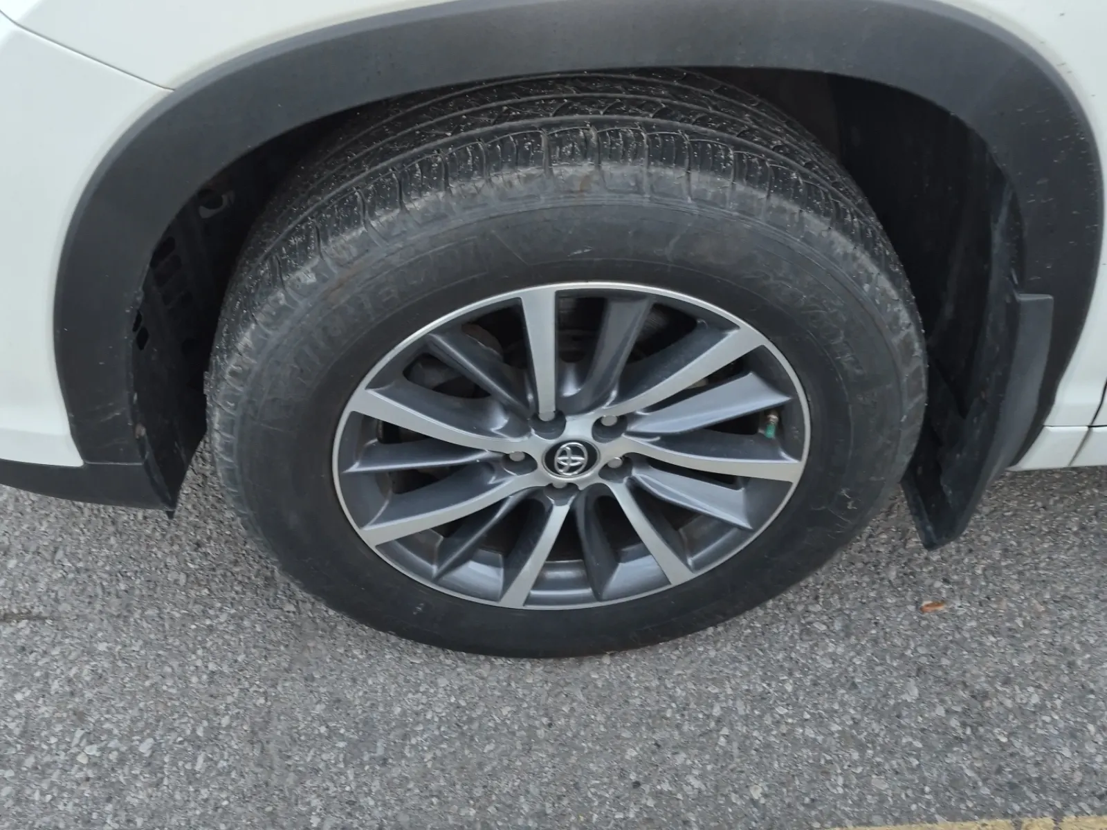 Front driver wheel/tire photo