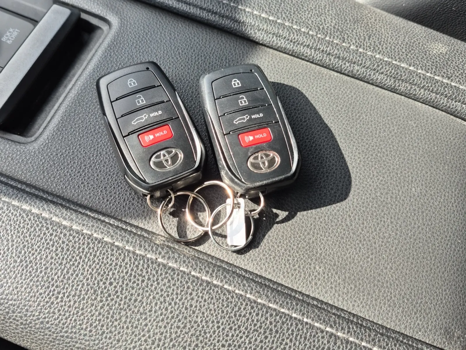 Keys/Fobs/Manual Photo