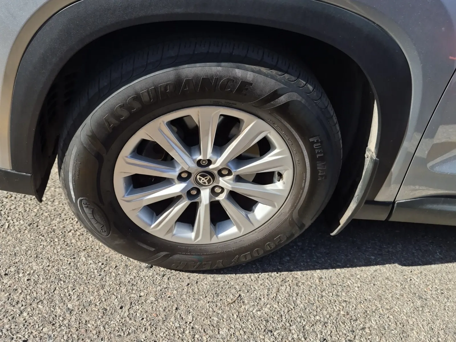Front driver wheel/tire photo