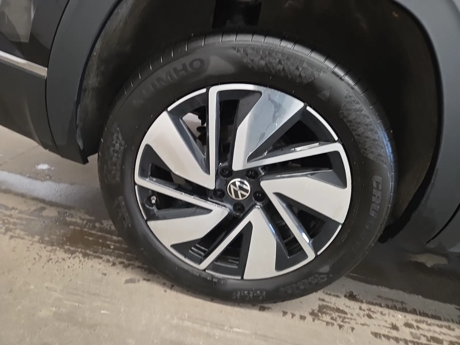 Right Rear Wheel/Tire Photo
