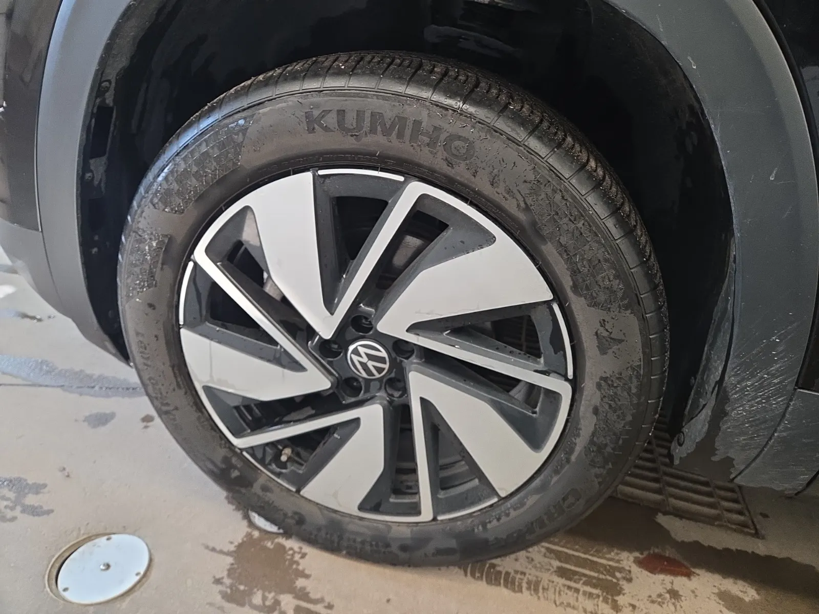 Front driver wheel/tire photo