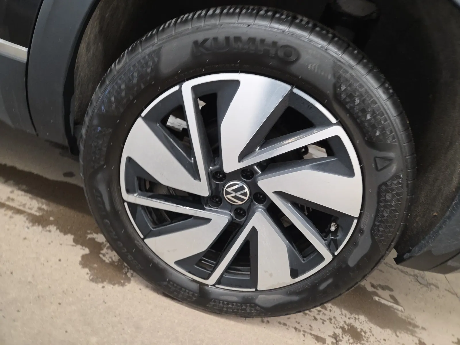Left Rear Wheel/Tire Photo
