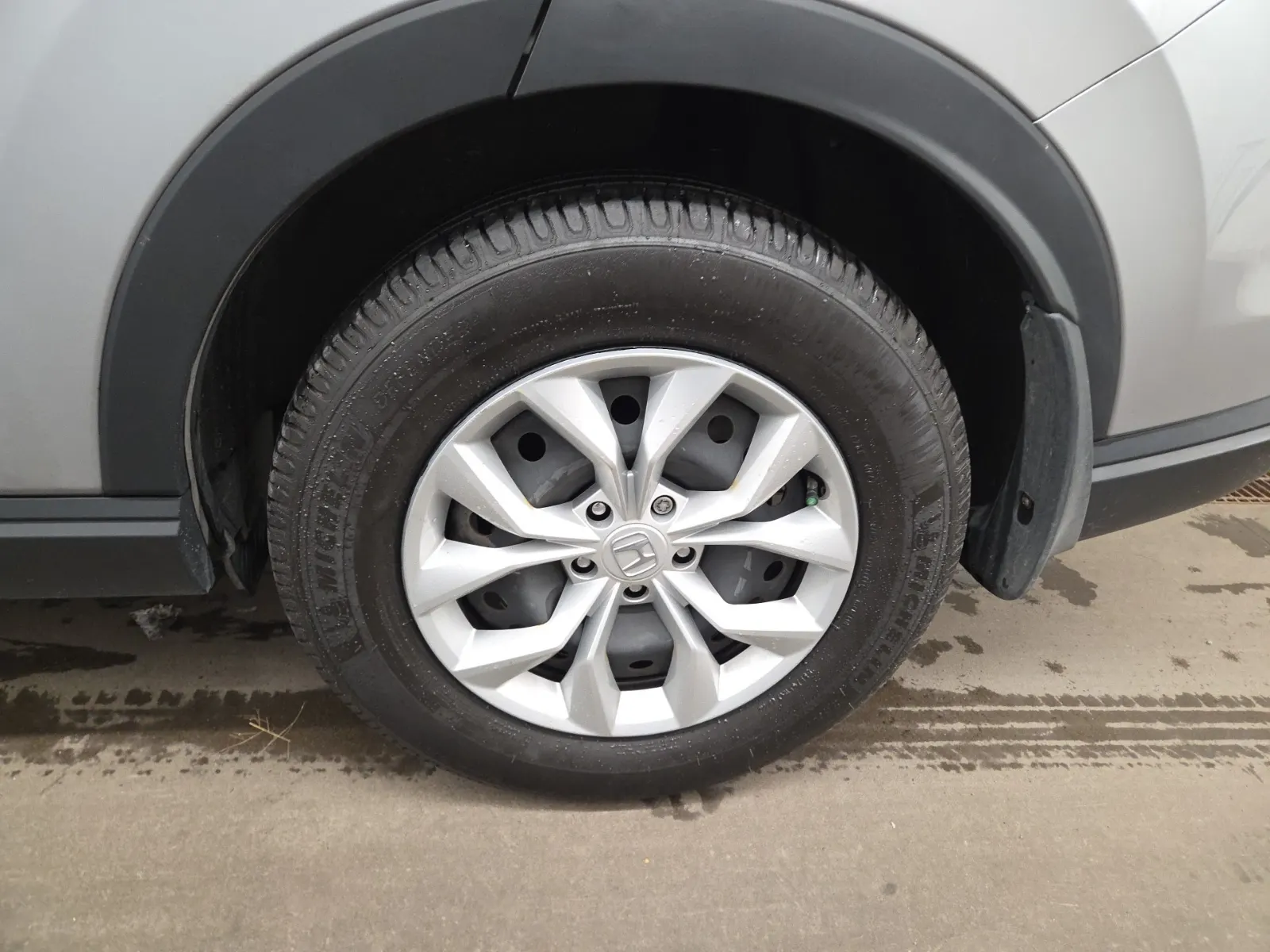 Left Rear Wheel/Tire Photo
