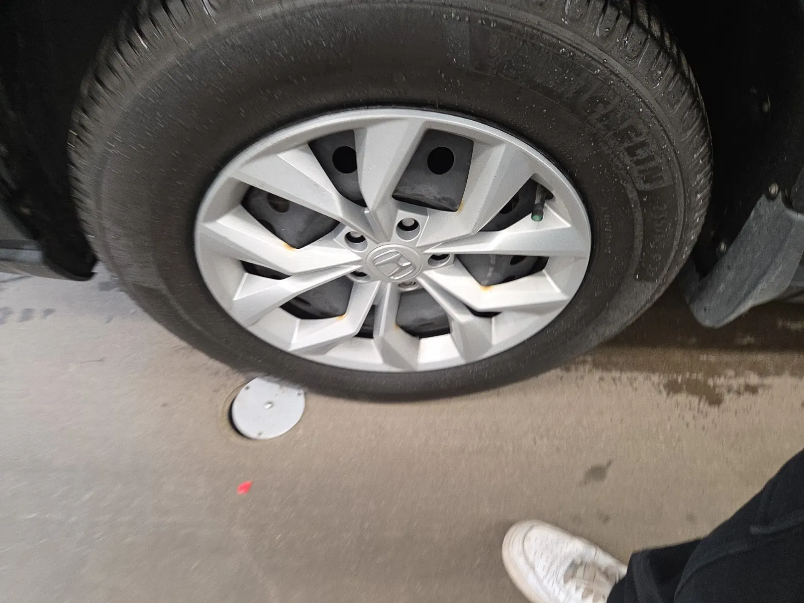 Front driver wheel/tire photo