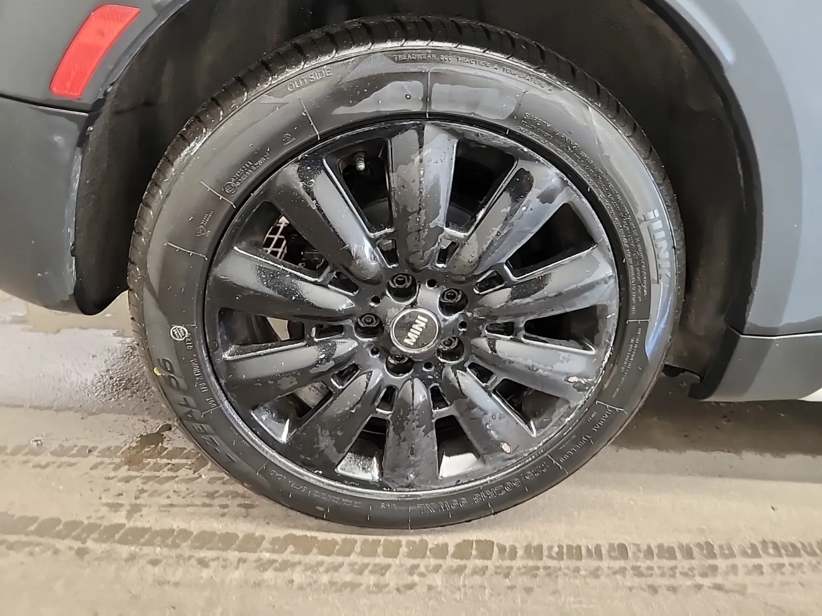 Right Rear Wheel/Tire Photo