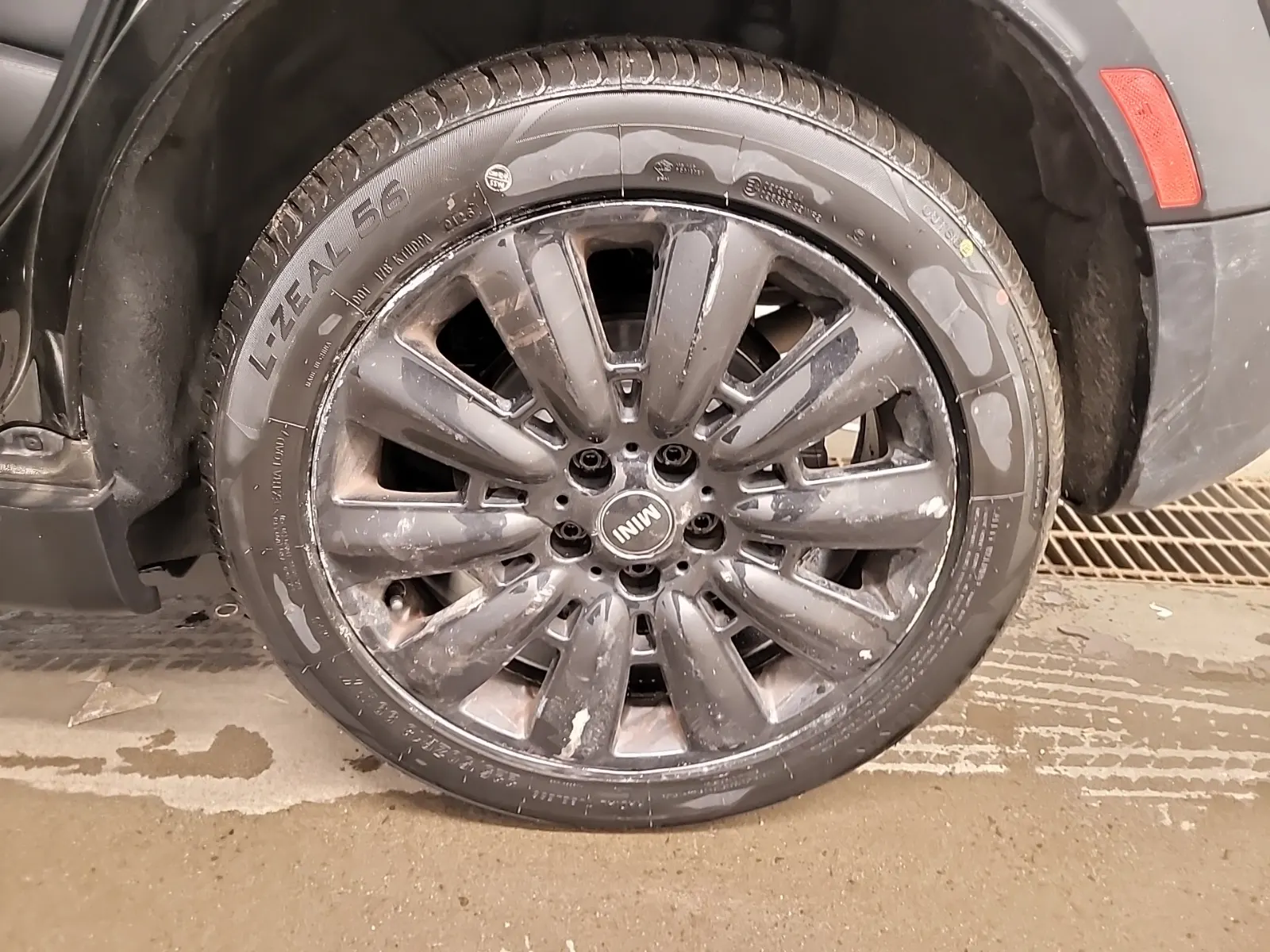 Left Rear Wheel/Tire Photo