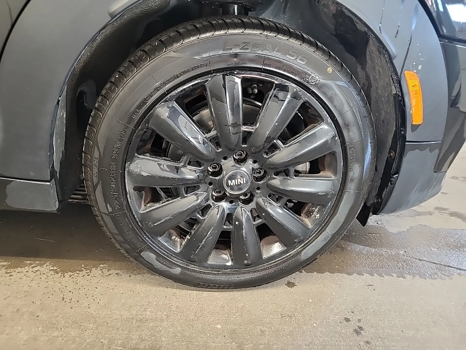 Right Front Wheel/Tire Photo