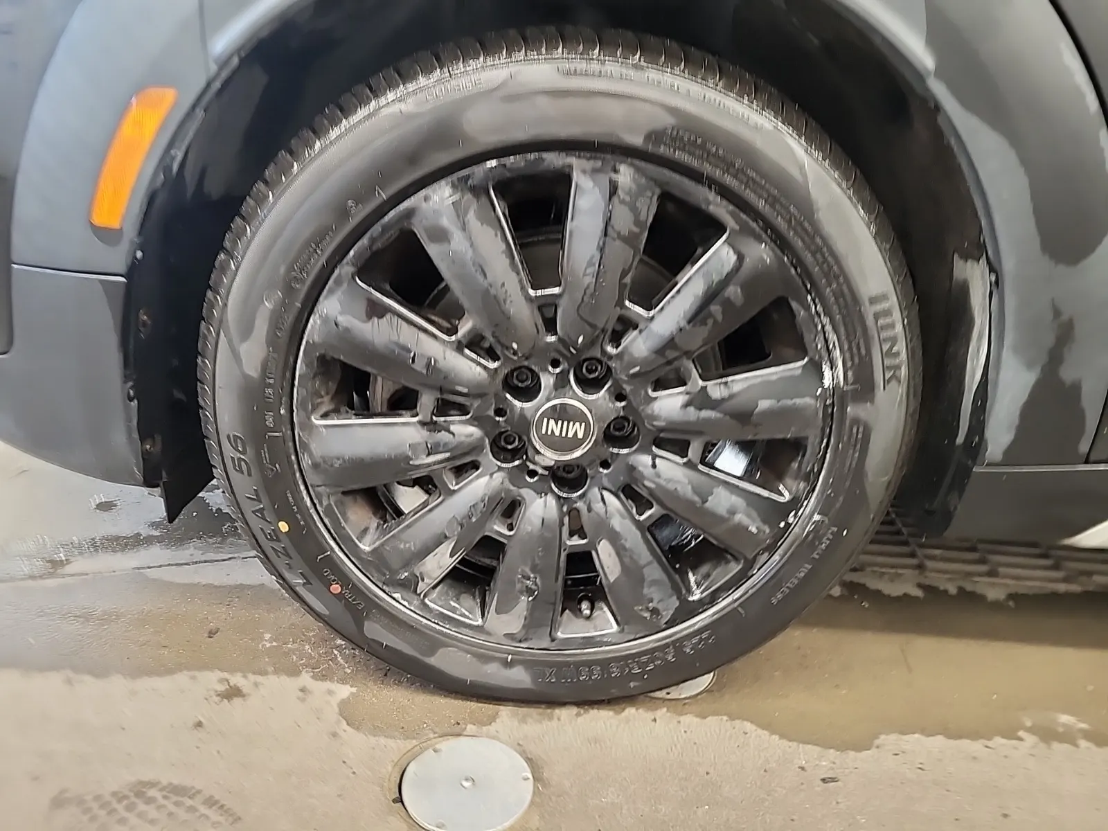 Front driver wheel/tire photo