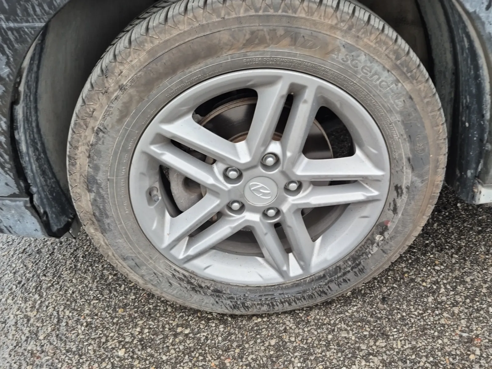 Front driver wheel/tire photo