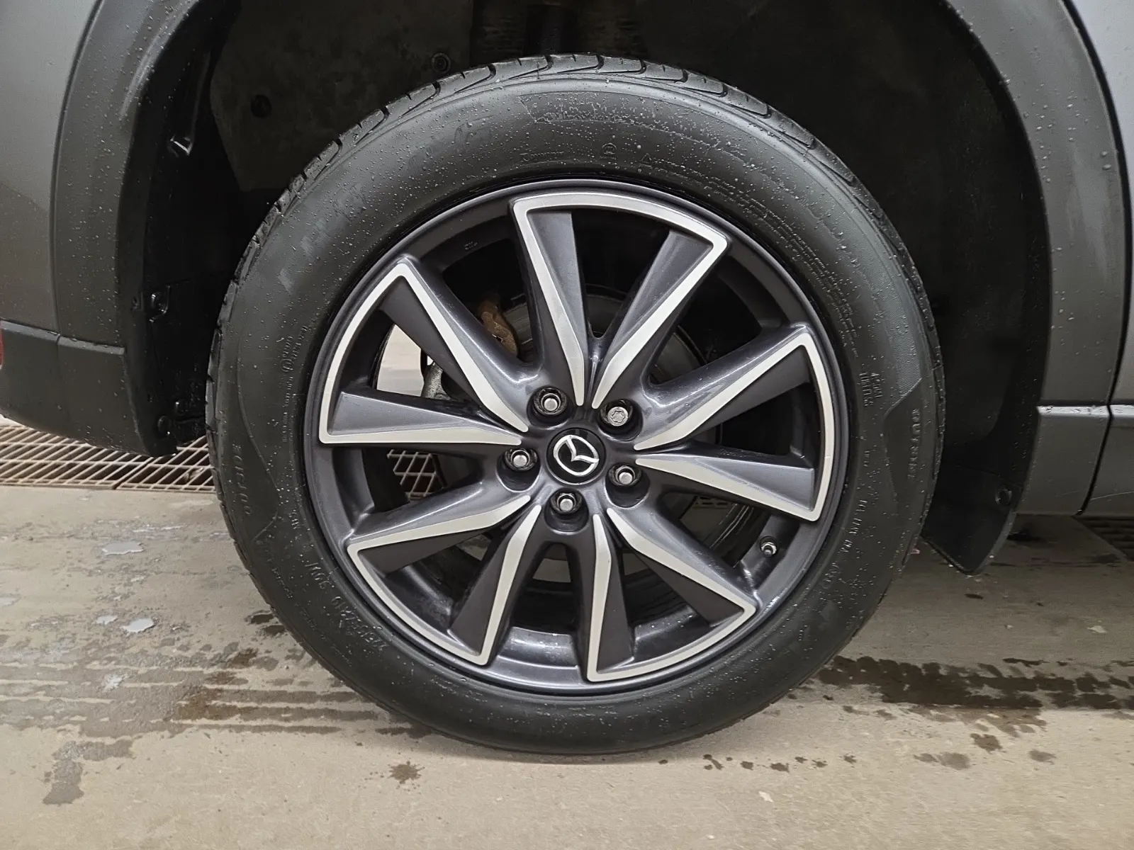 Right Rear Wheel/Tire Photo