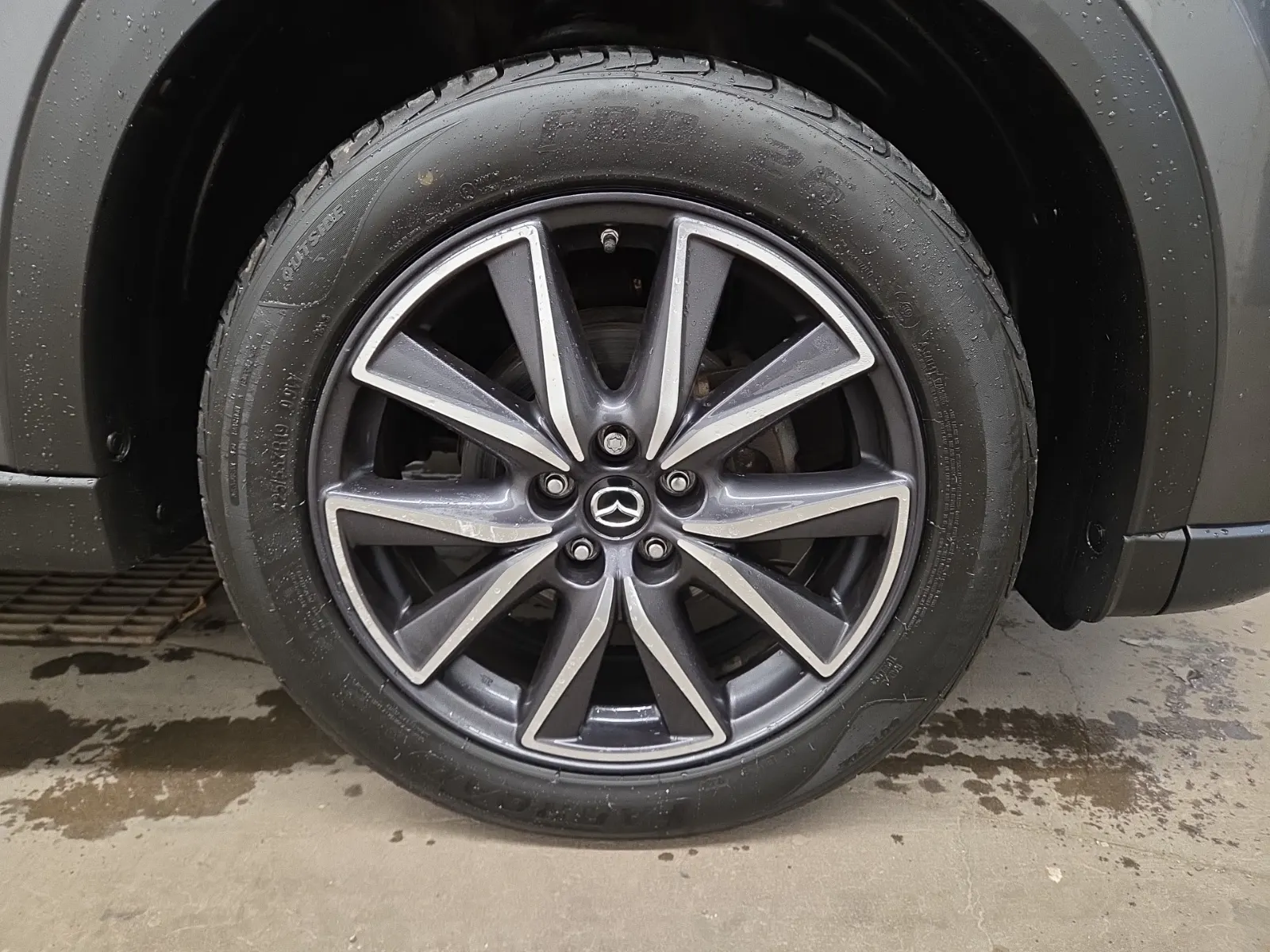 Right Front Wheel/Tire Photo