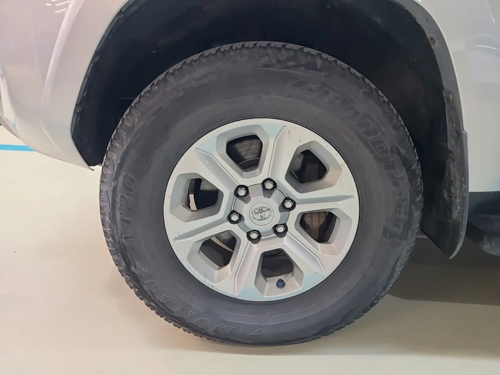 Front driver wheel/tire photo