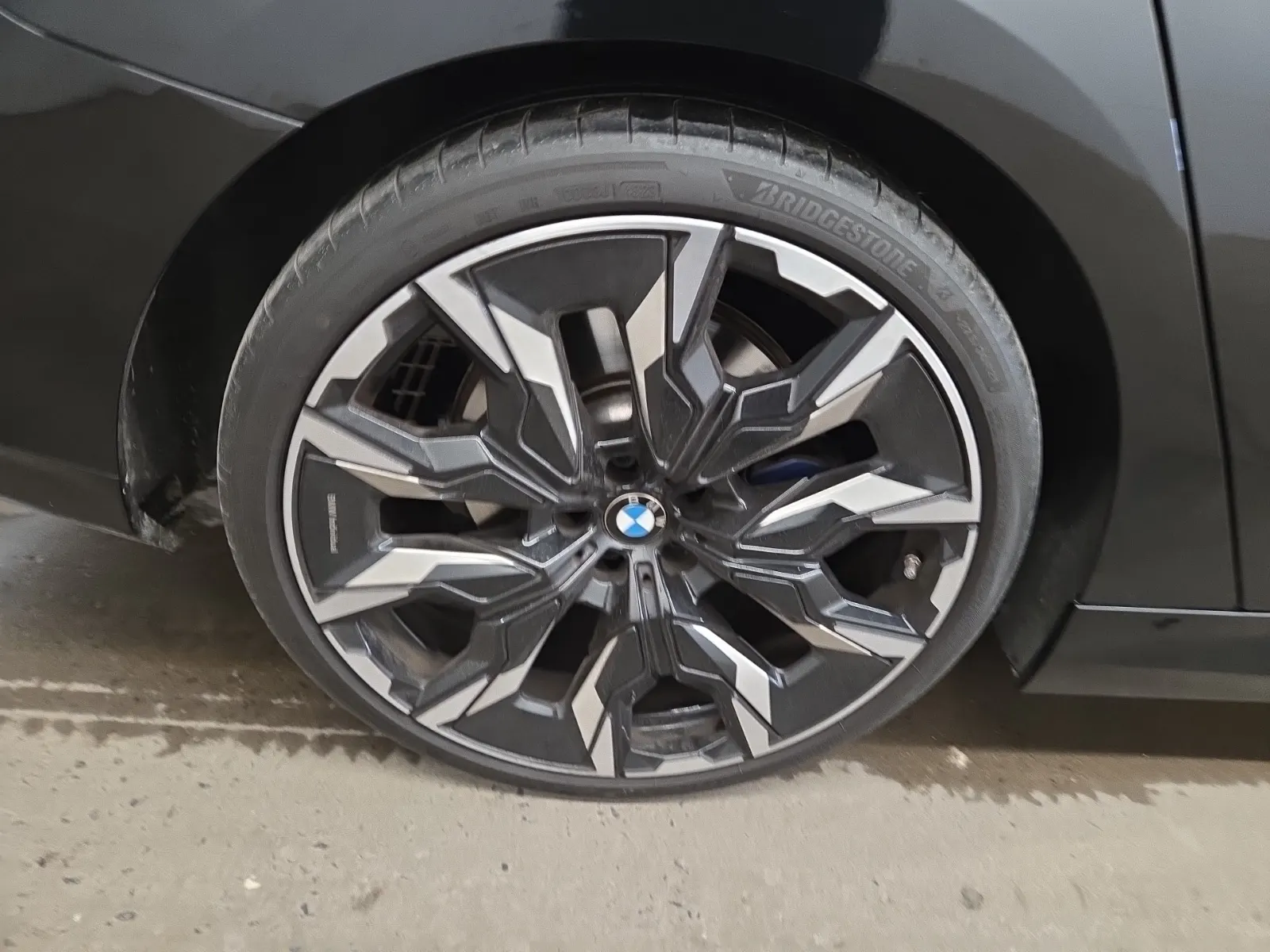 Right Rear Wheel/Tire Photo