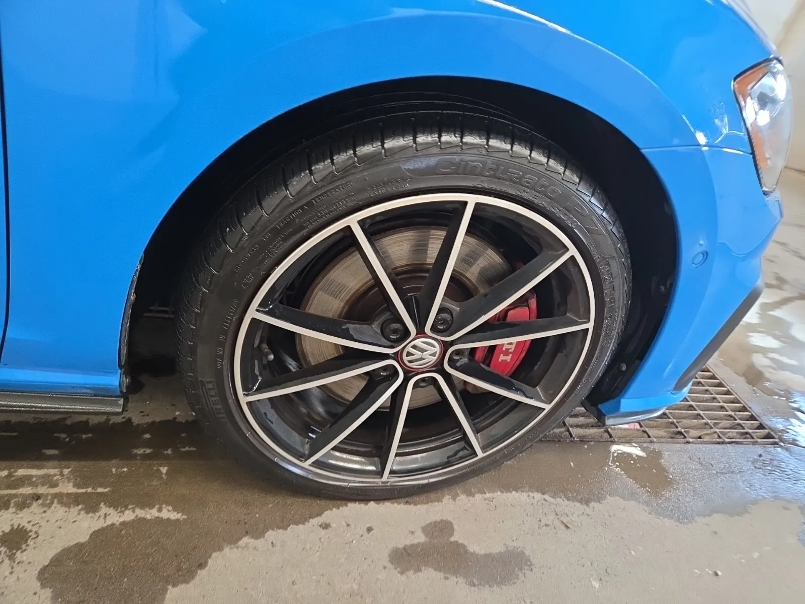 Right Front Wheel/Tire Photo