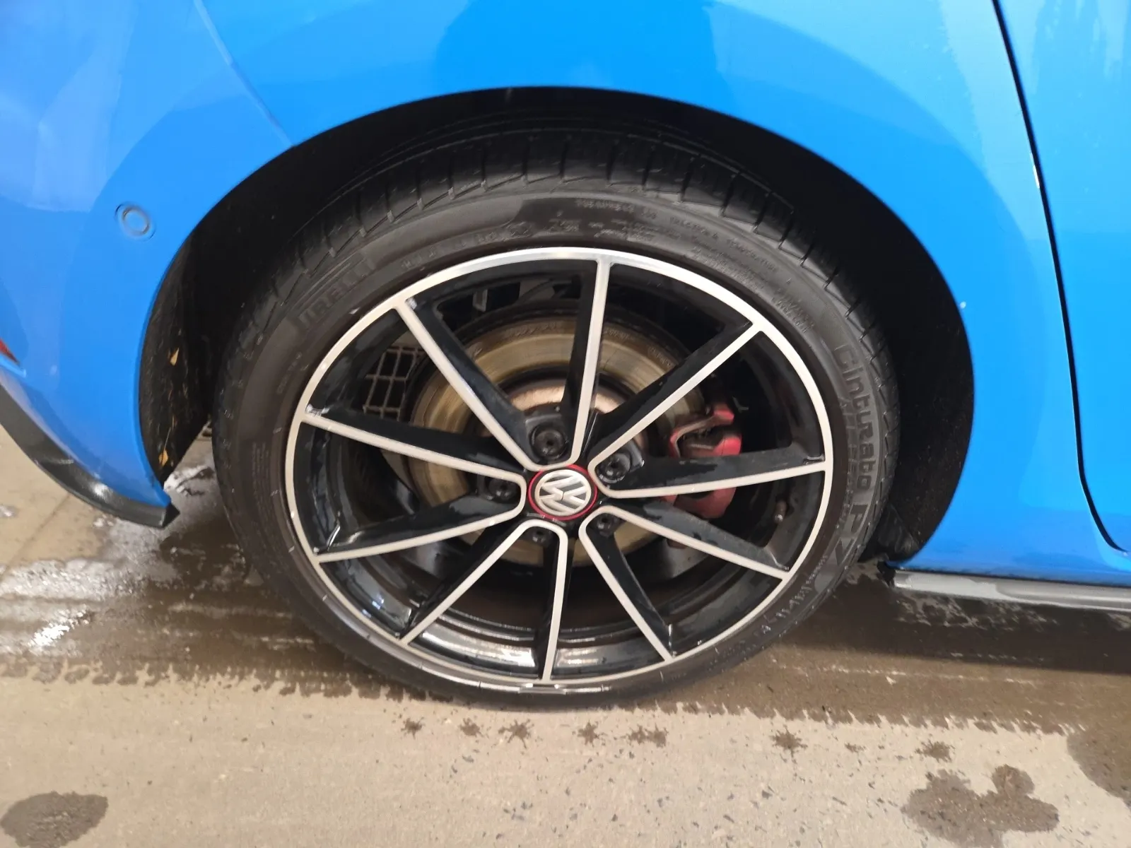 Right Rear Wheel/Tire Photo