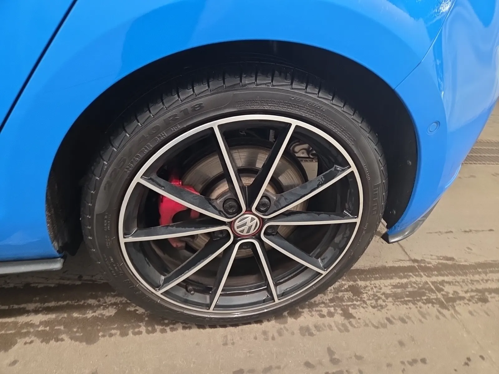Left Rear Wheel/Tire Photo