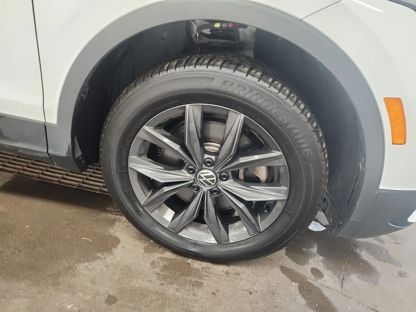 Right Front Wheel/Tire Photo