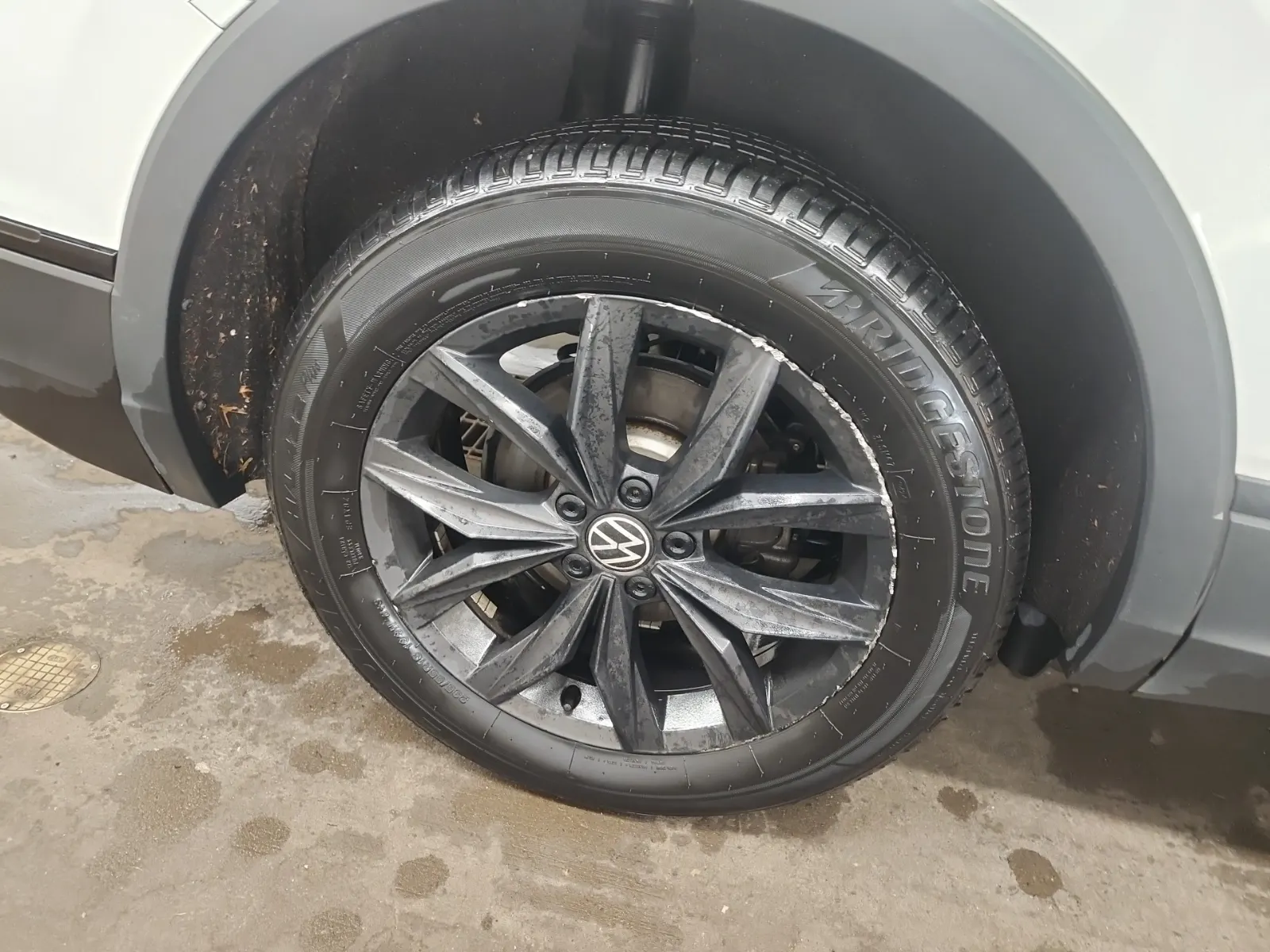 Right Rear Wheel/Tire Photo