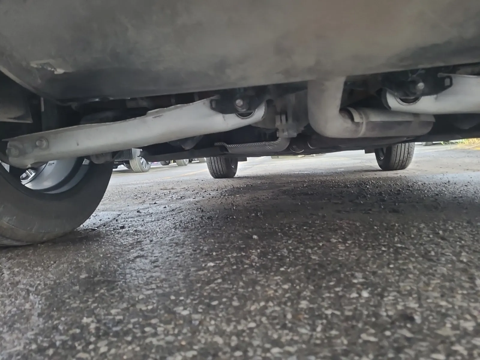 Undercarriage - Rear Photo