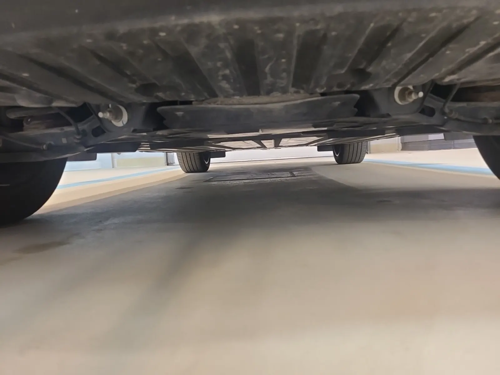 Undercarriage - Rear Photo