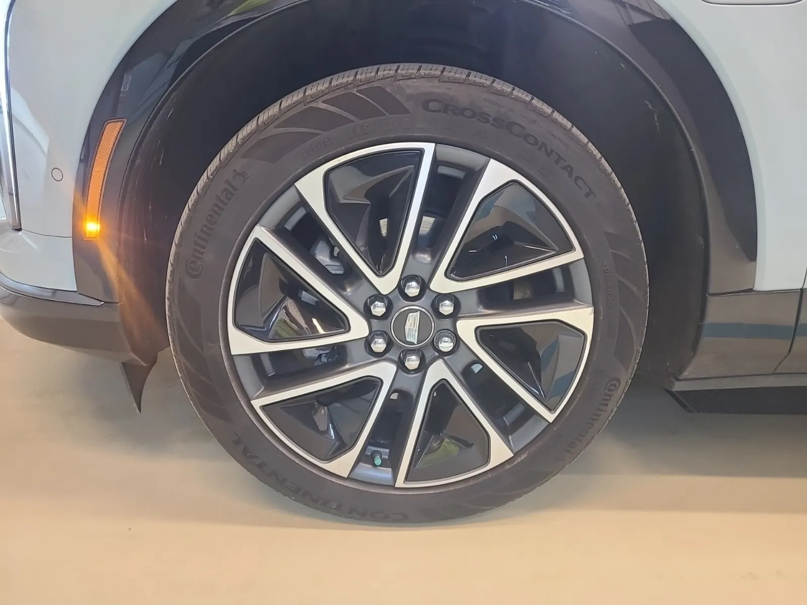 Front driver wheel/tire photo