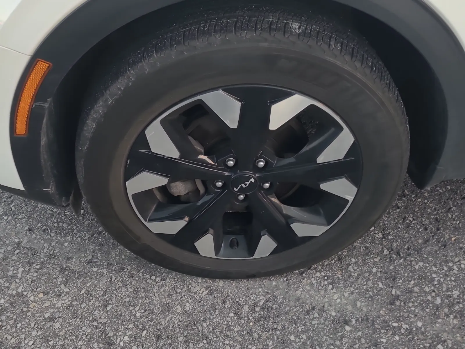 Front driver wheel/tire photo