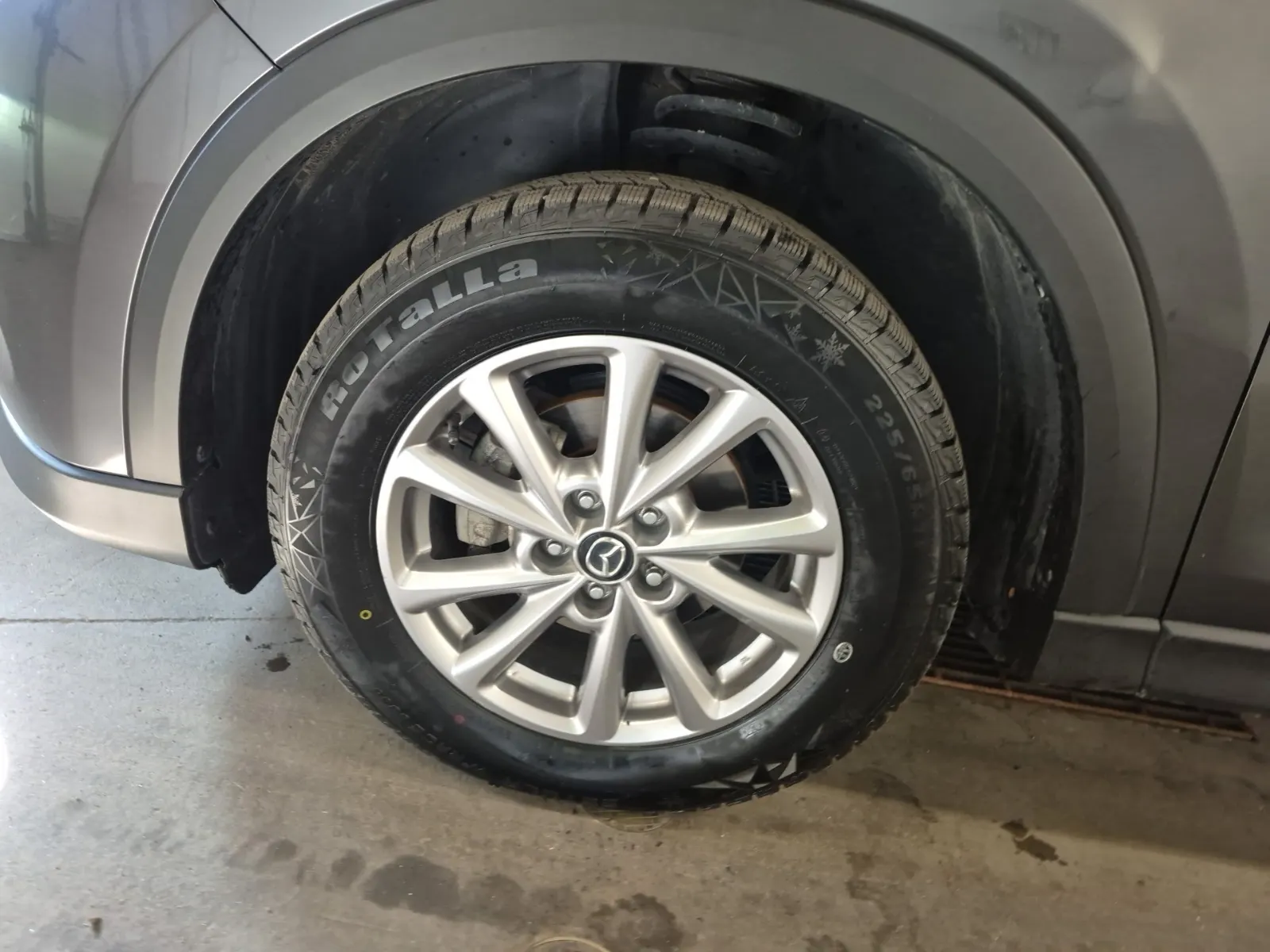 Front driver wheel/tire photo