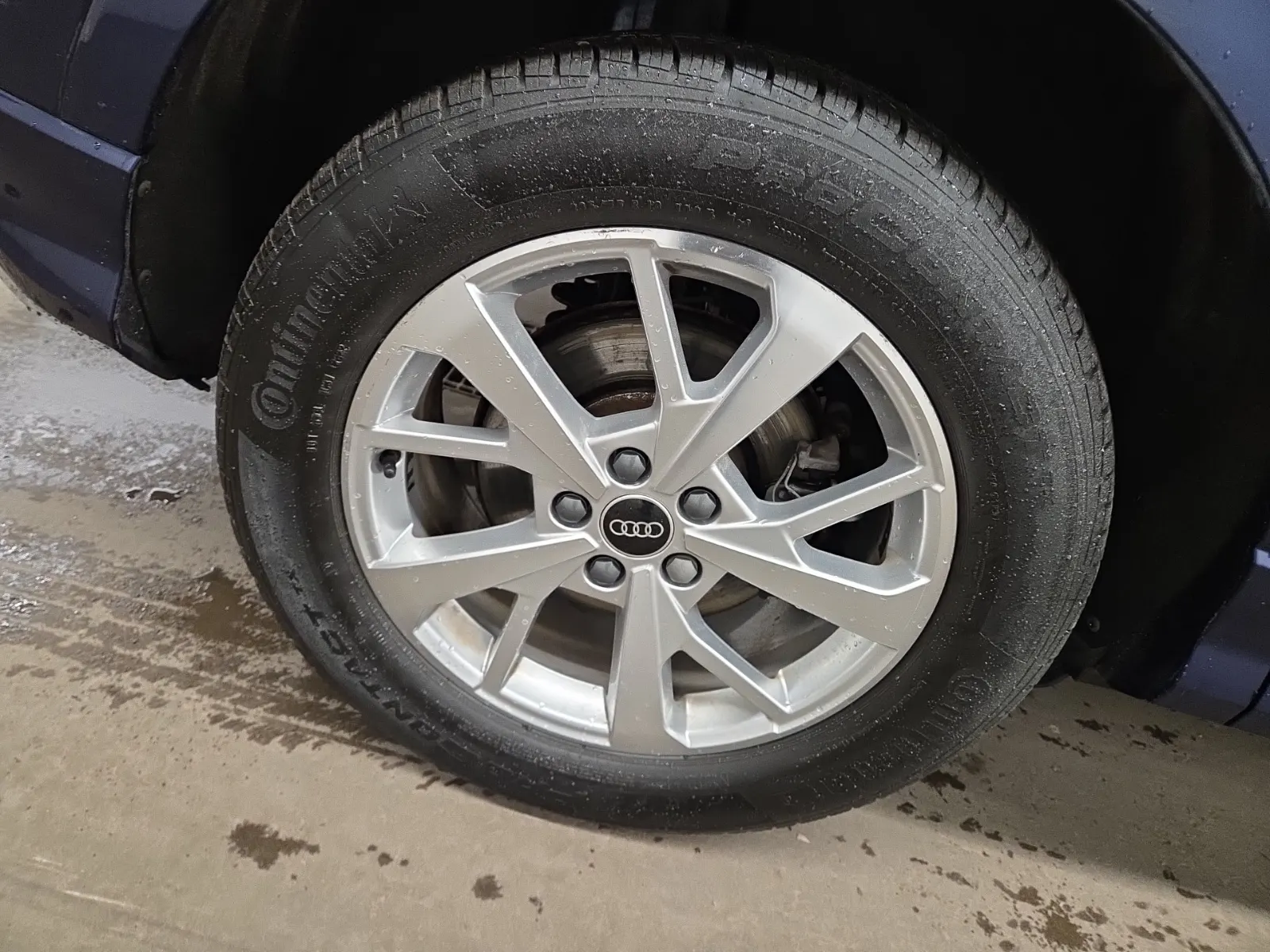 Right Rear Wheel/Tire Photo