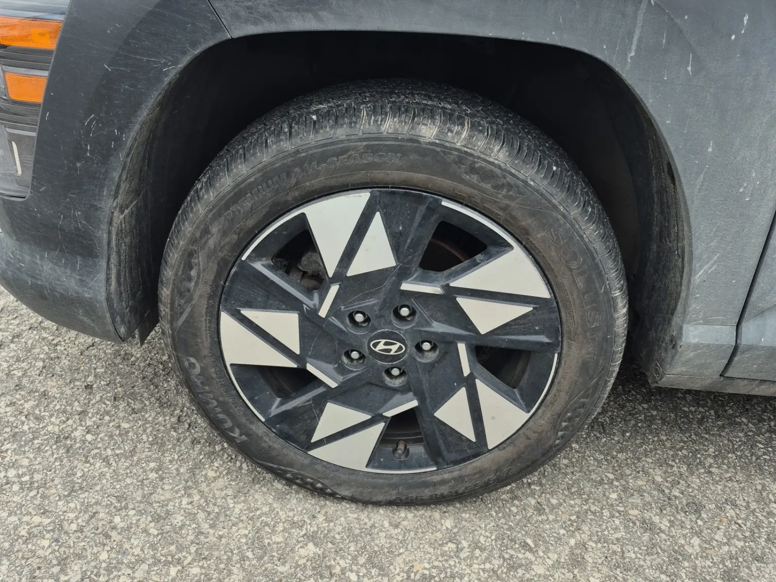 Front driver wheel/tire photo
