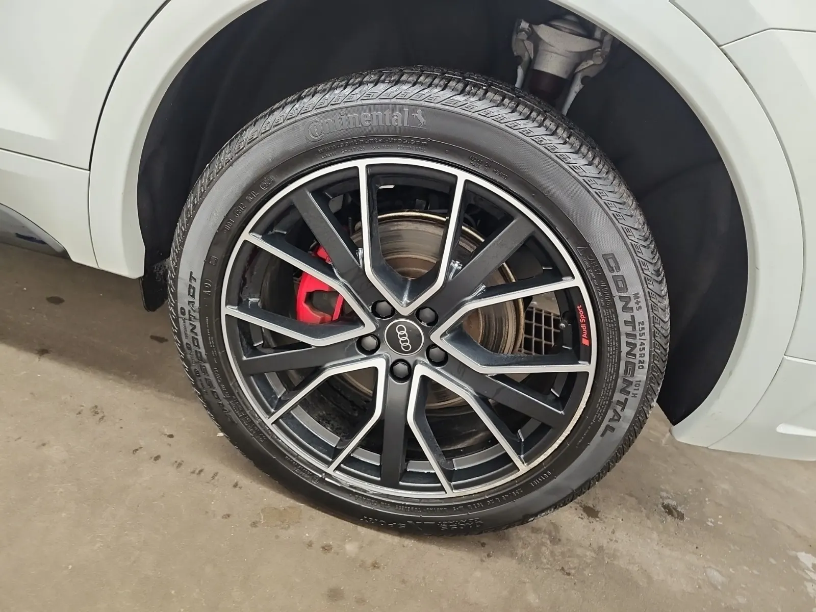 Left Rear Wheel/Tire Photo