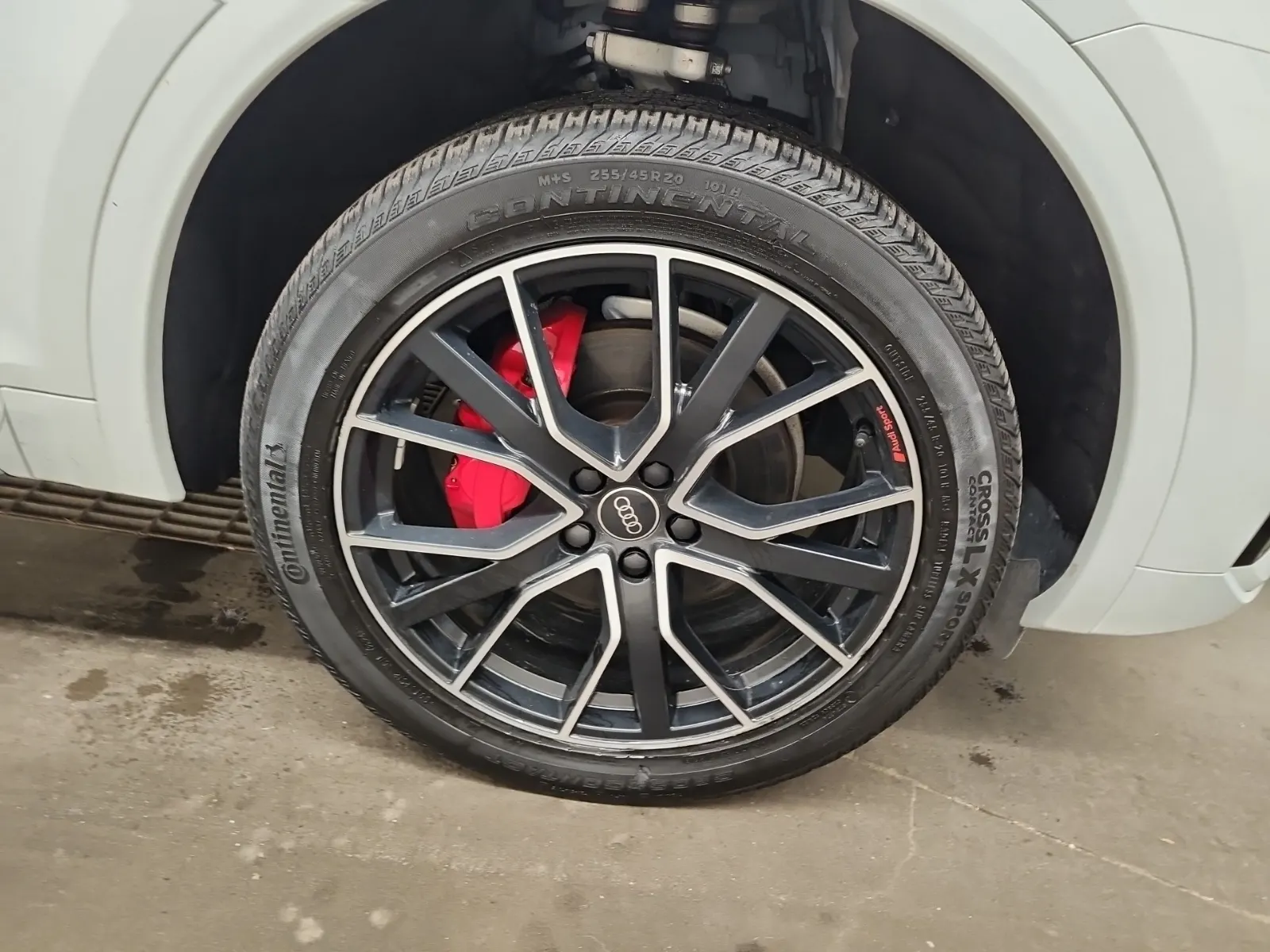 Right Front Wheel/Tire Photo