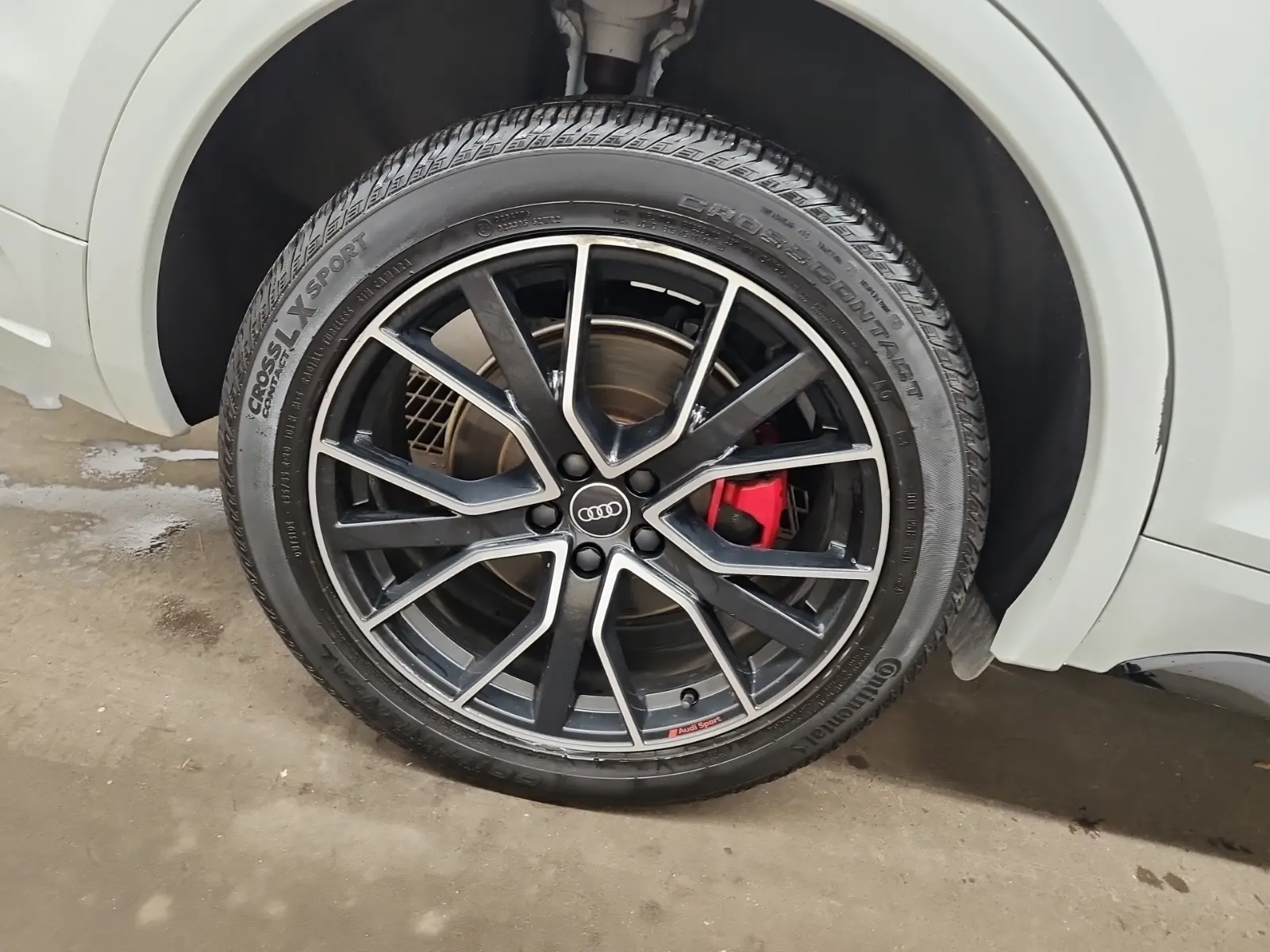 Right Rear Wheel/Tire Photo