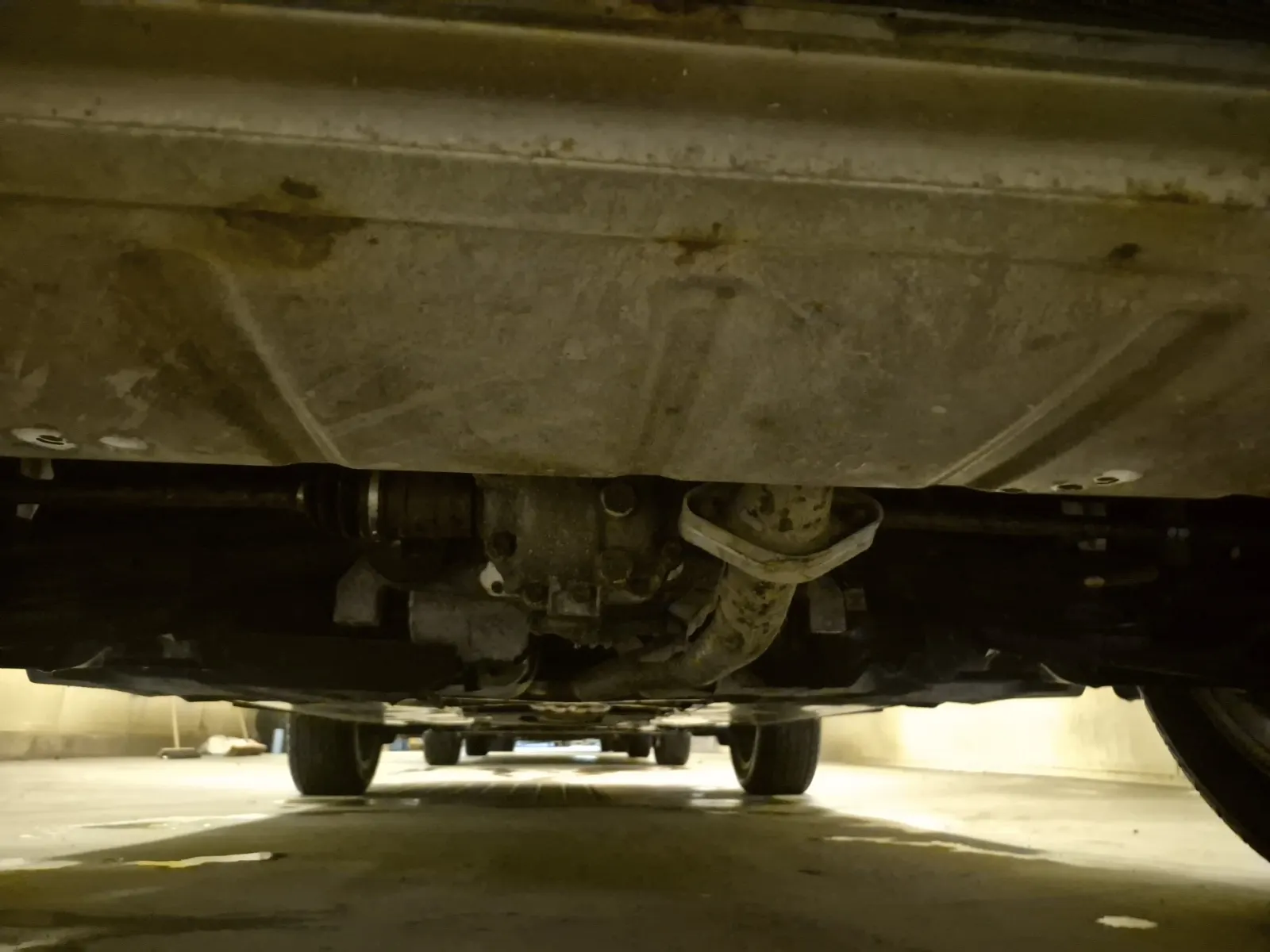 Undercarriage - Rear Photo