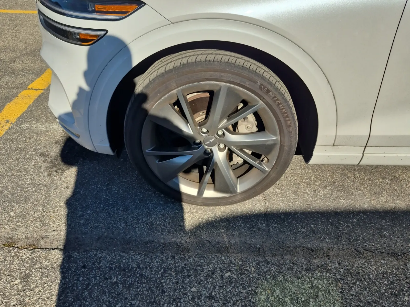 Front driver wheel/tire photo