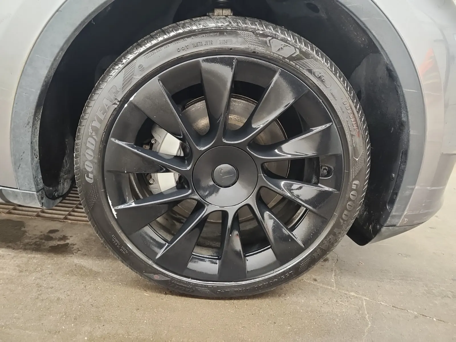 Right Front Wheel/Tire Photo