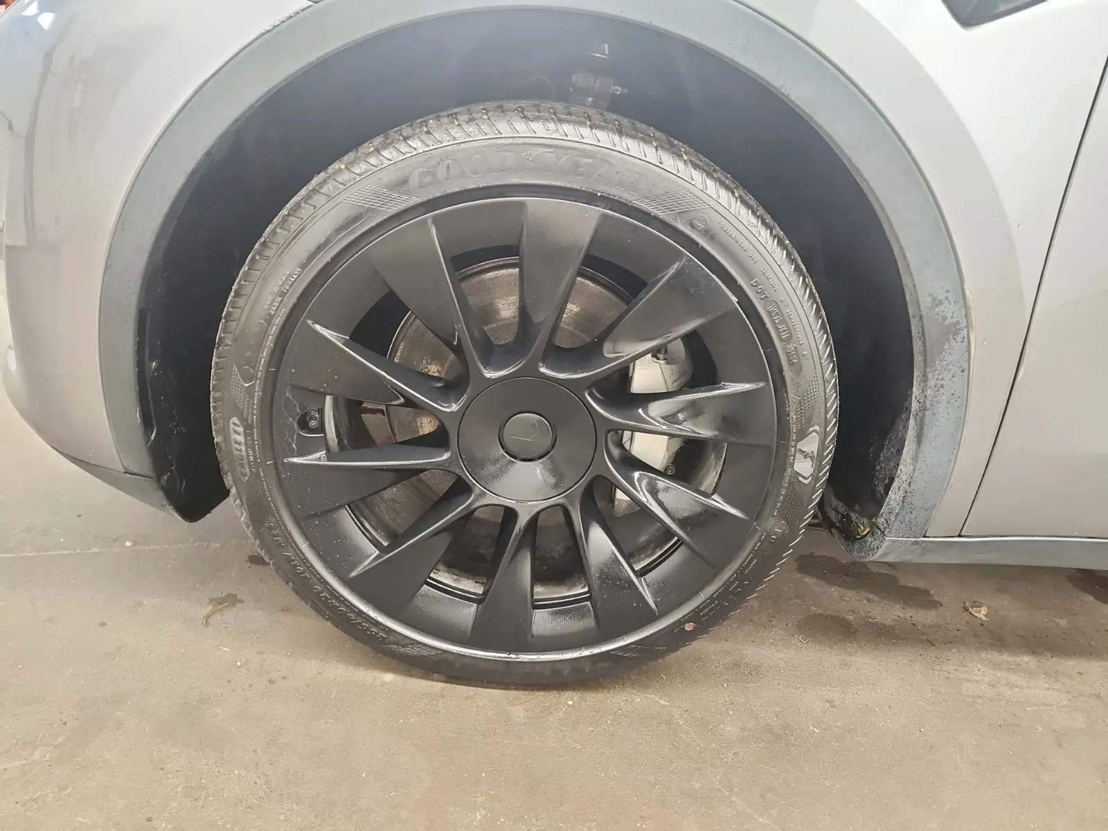 Front driver wheel/tire photo