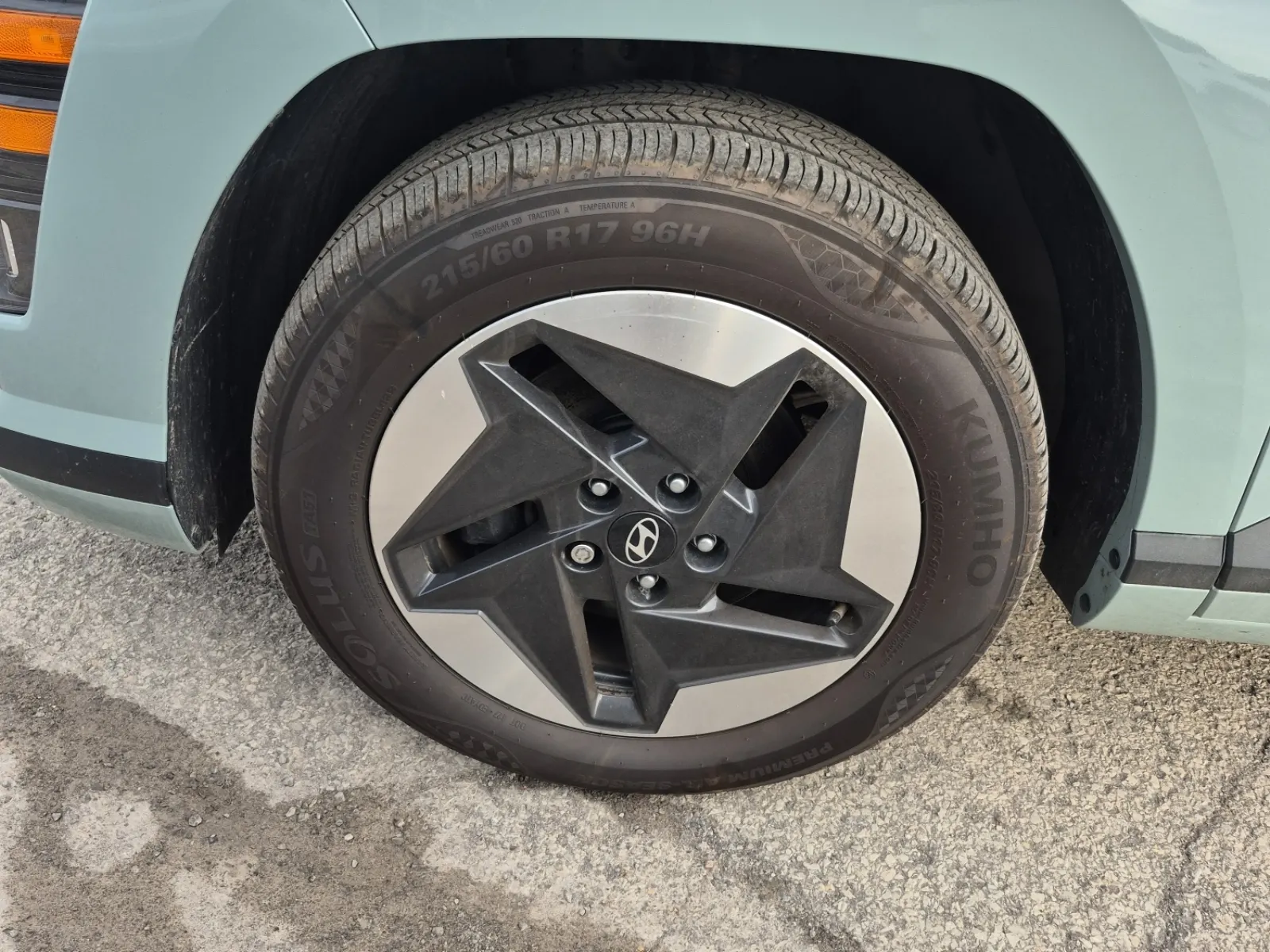 Front driver wheel/tire photo