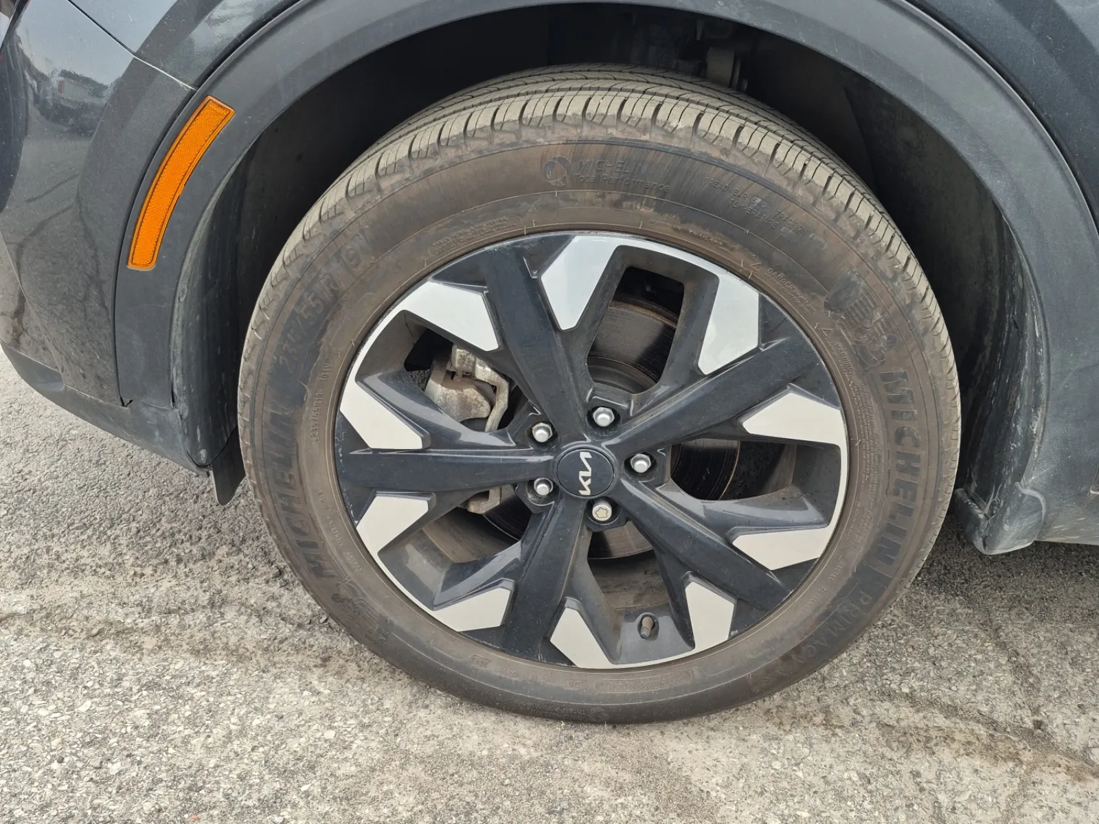 Front driver wheel/tire photo