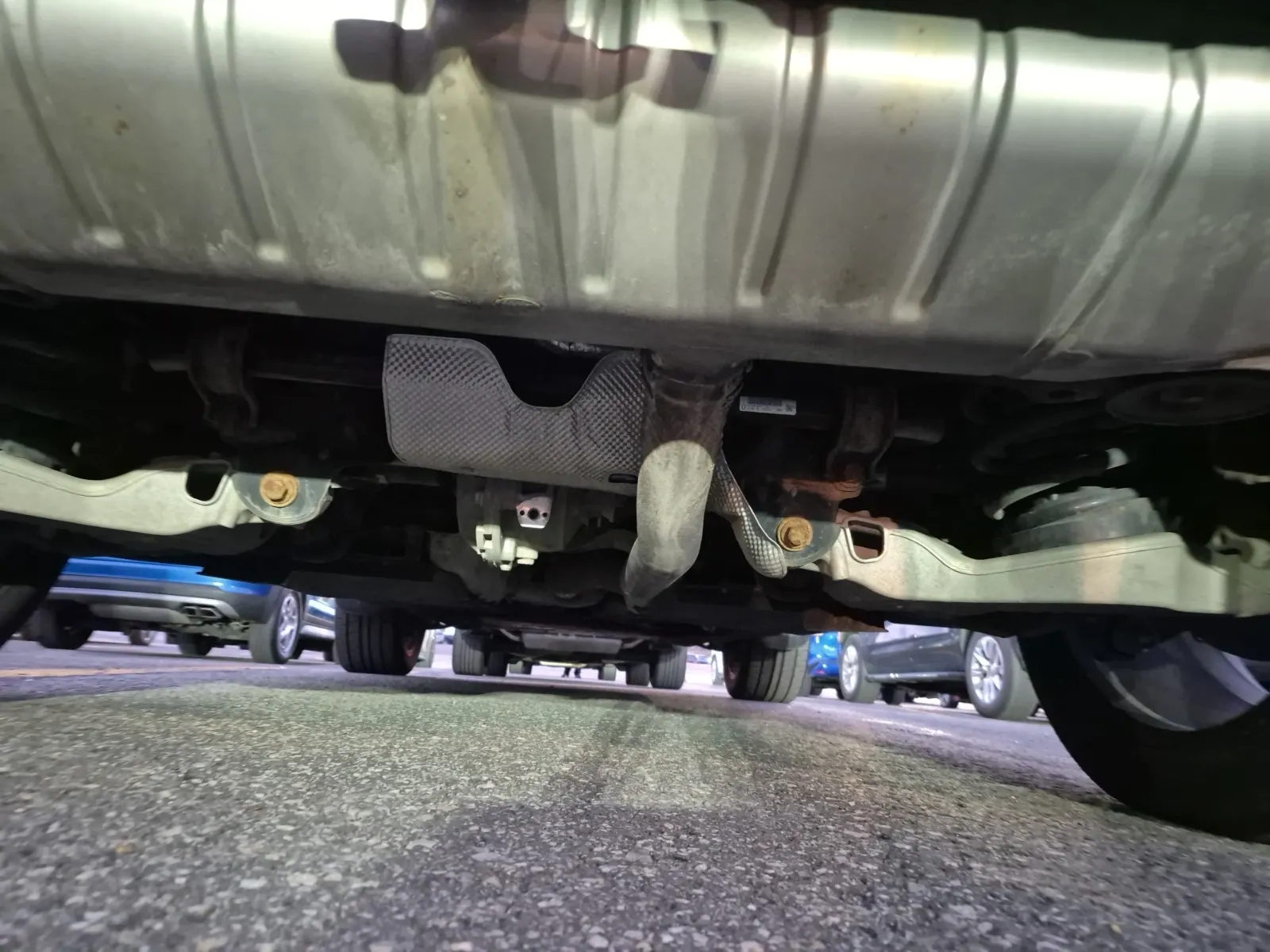 Undercarriage - Rear Photo