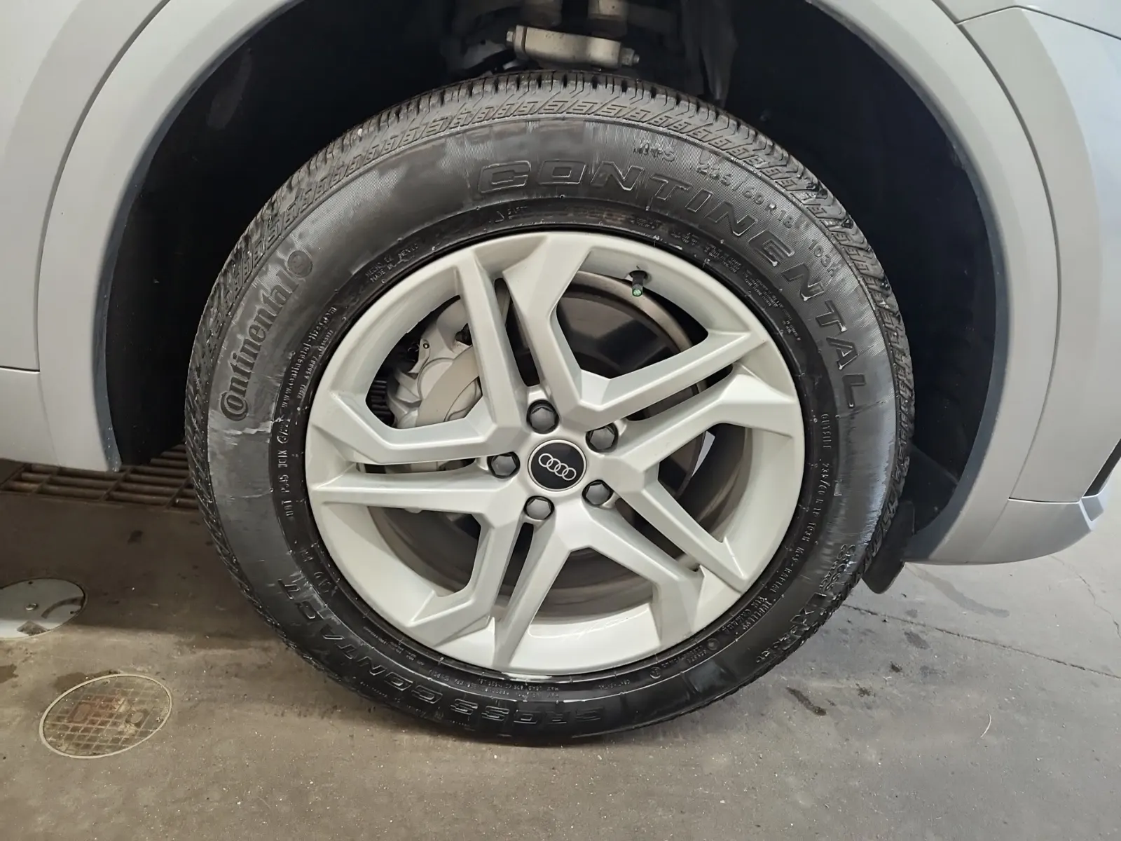 Right Front Wheel/Tire Photo