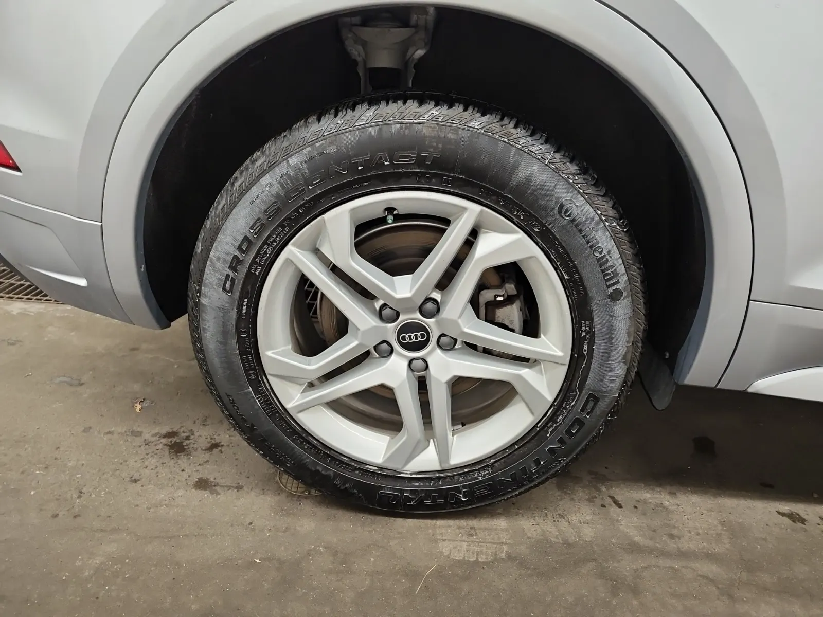 Right Rear Wheel/Tire Photo