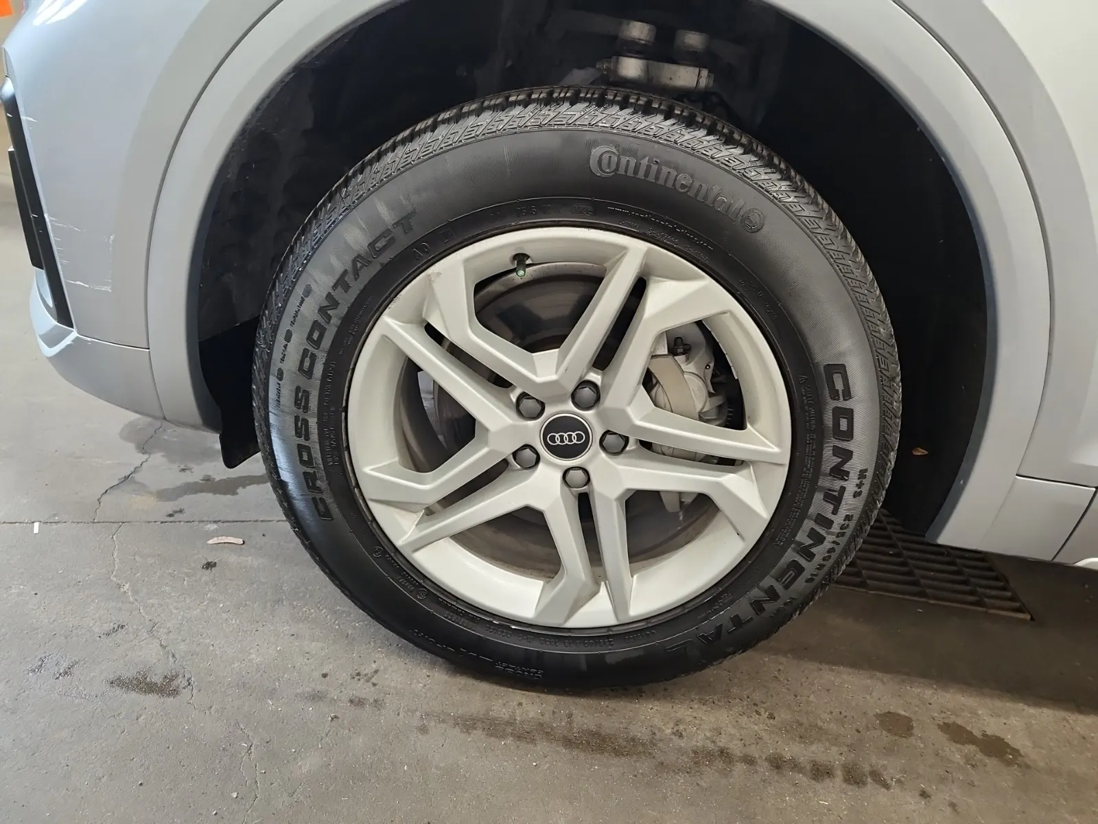 Front driver wheel/tire photo