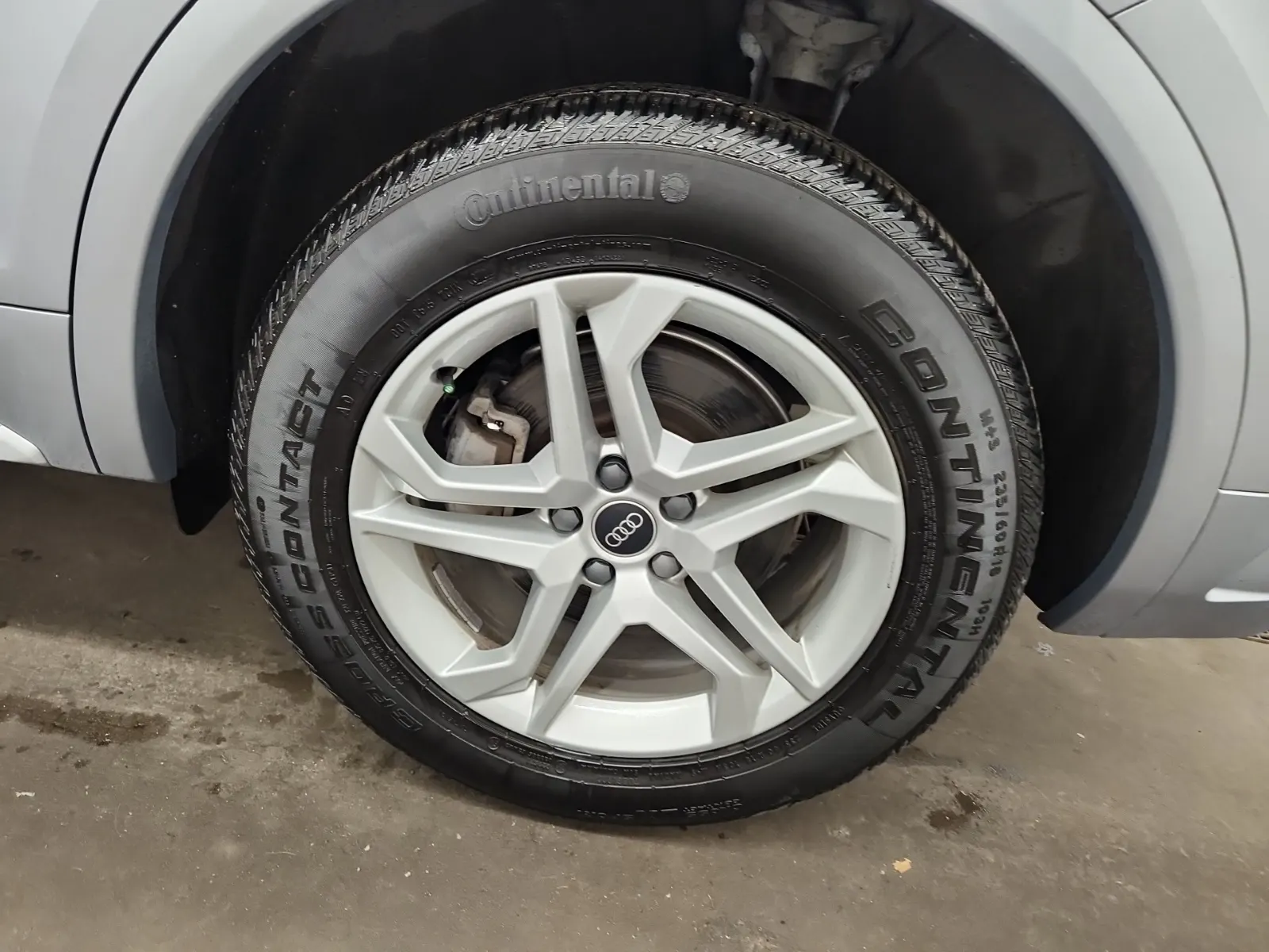 Left Rear Wheel/Tire Photo