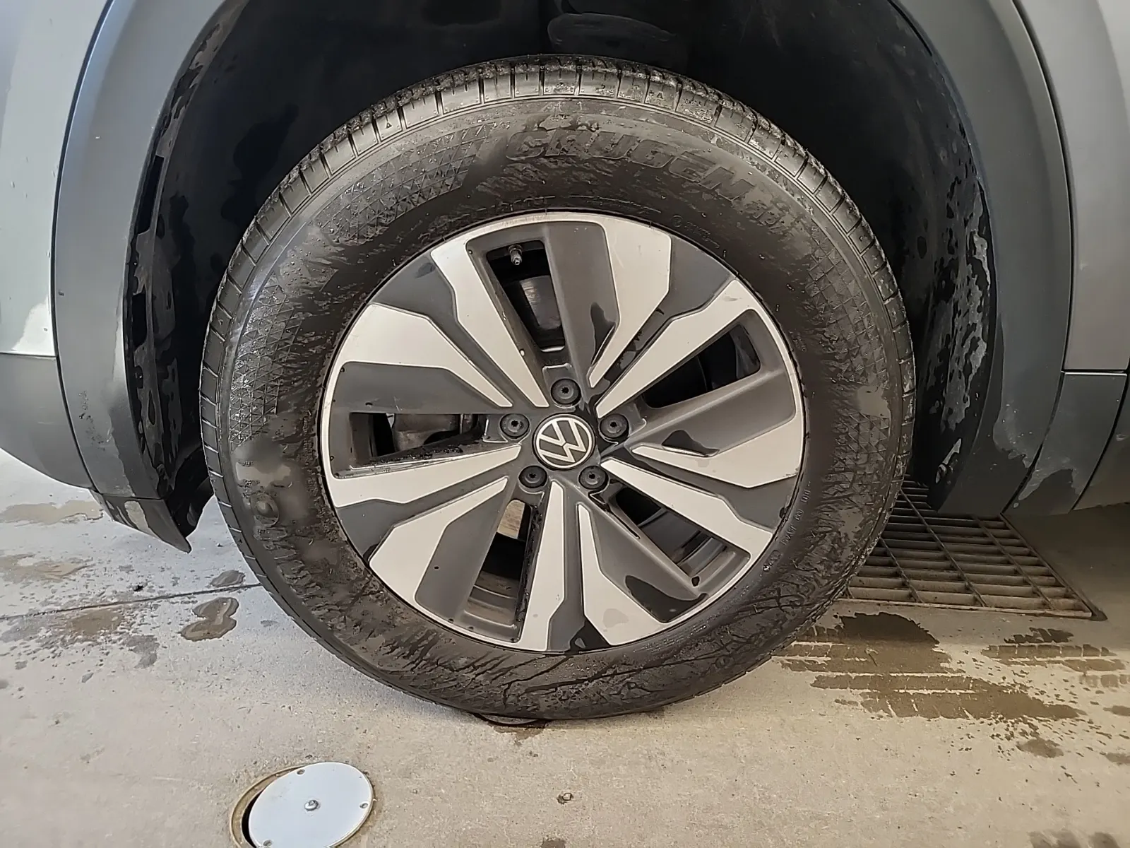 Front driver wheel/tire photo