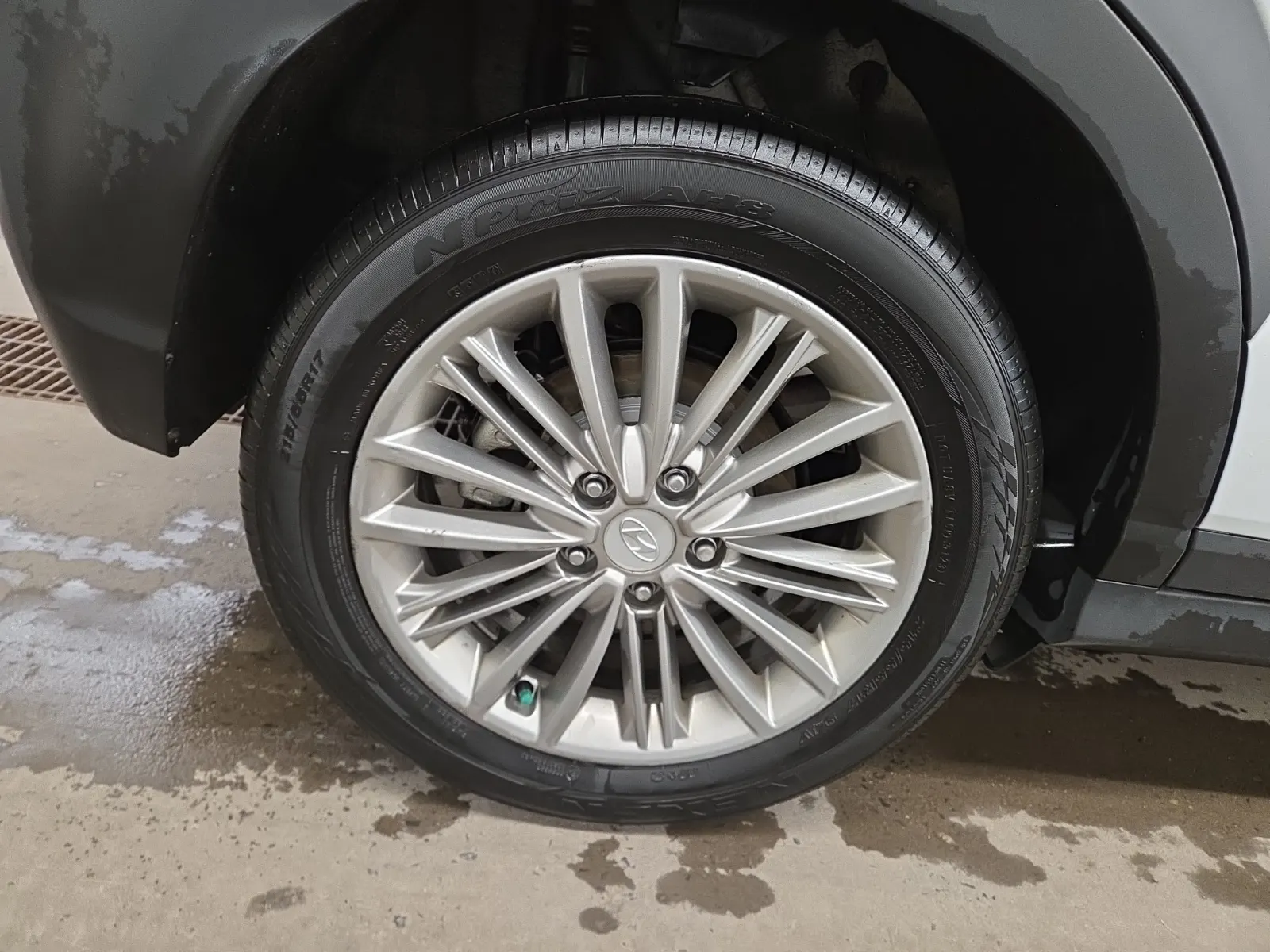 Right Rear Wheel/Tire Photo