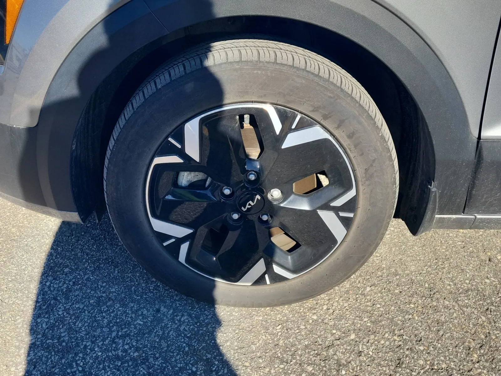 Front driver wheel/tire photo