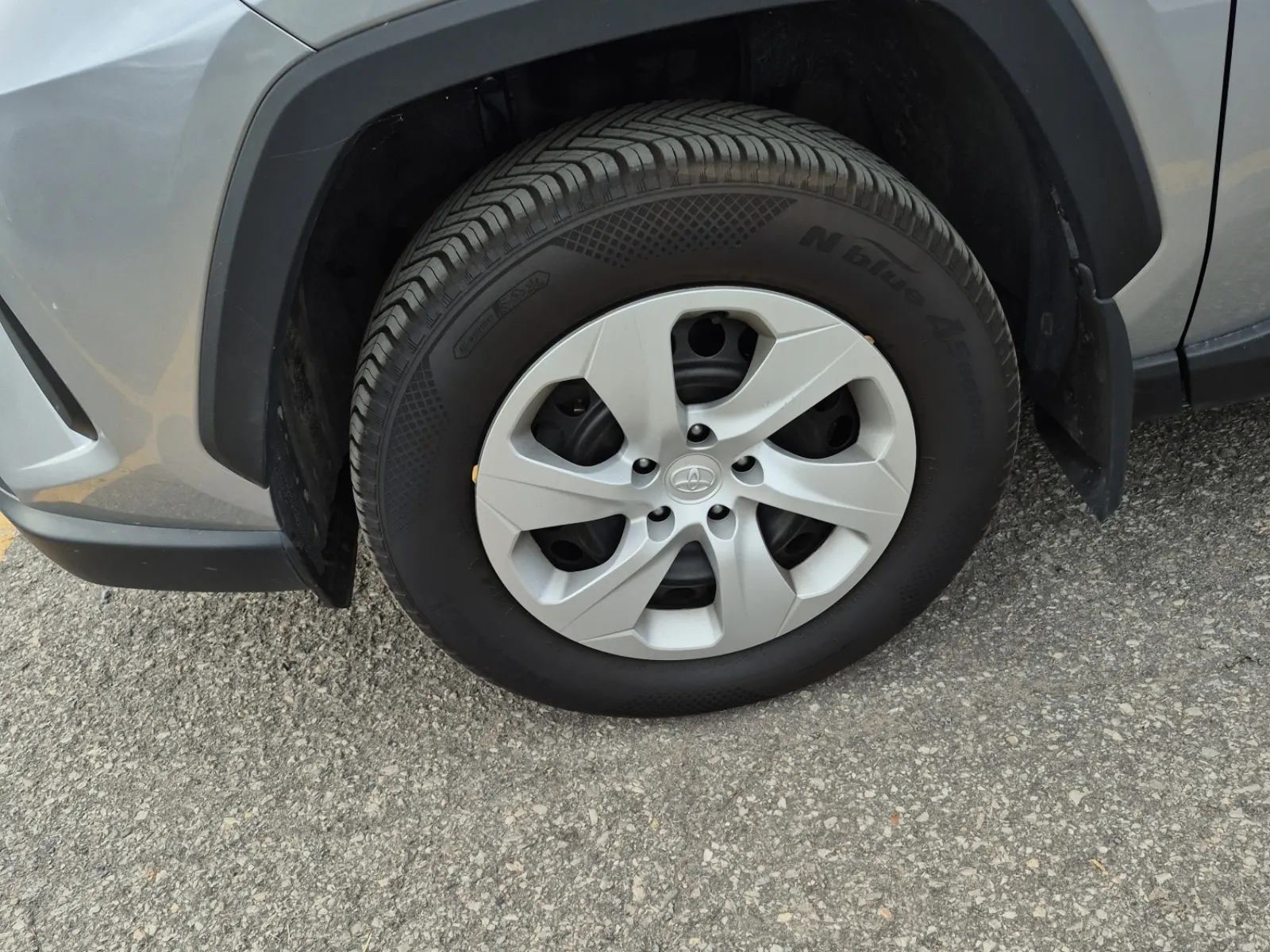 Front driver wheel/tire photo