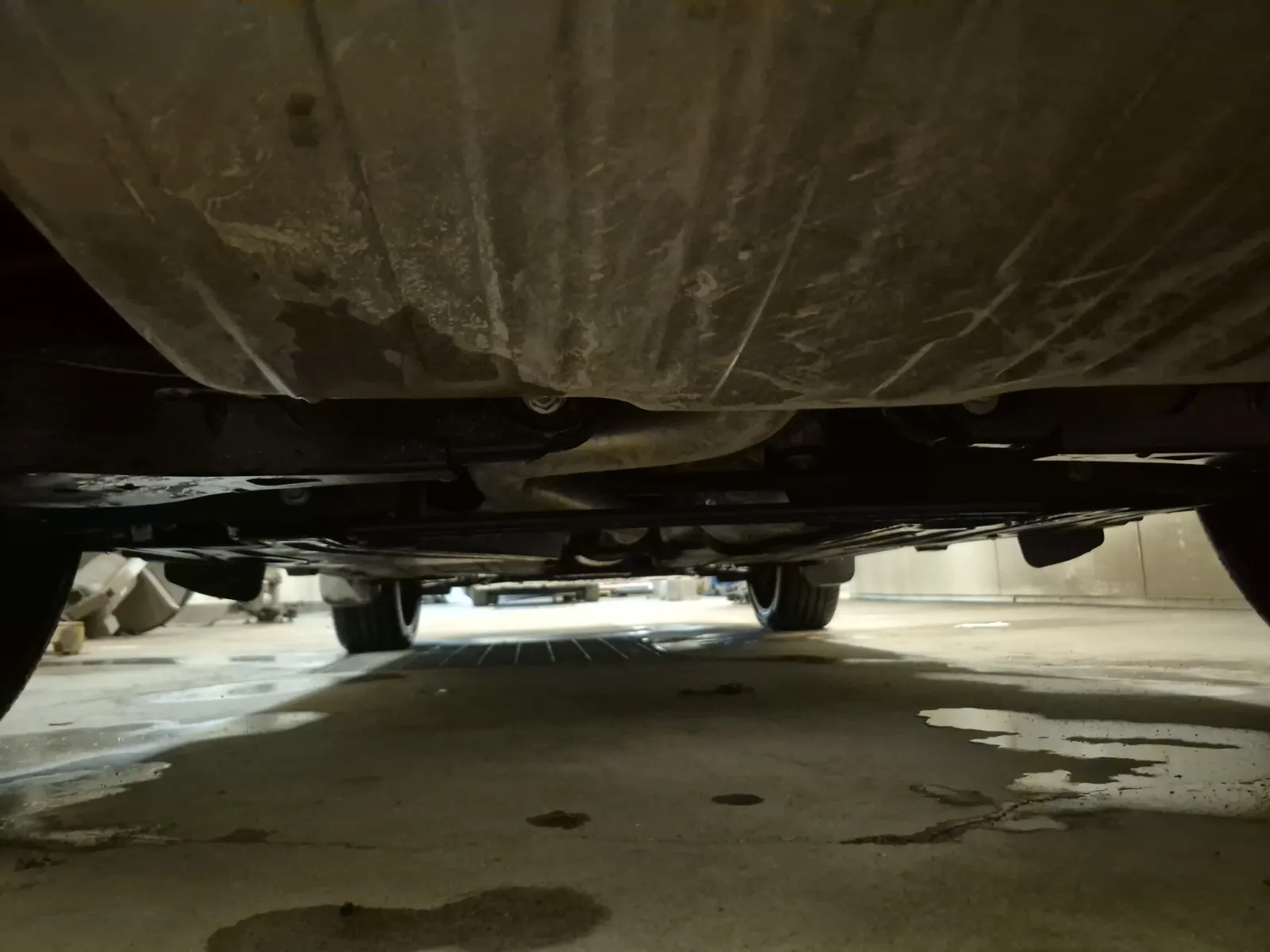 Undercarriage - Rear Photo