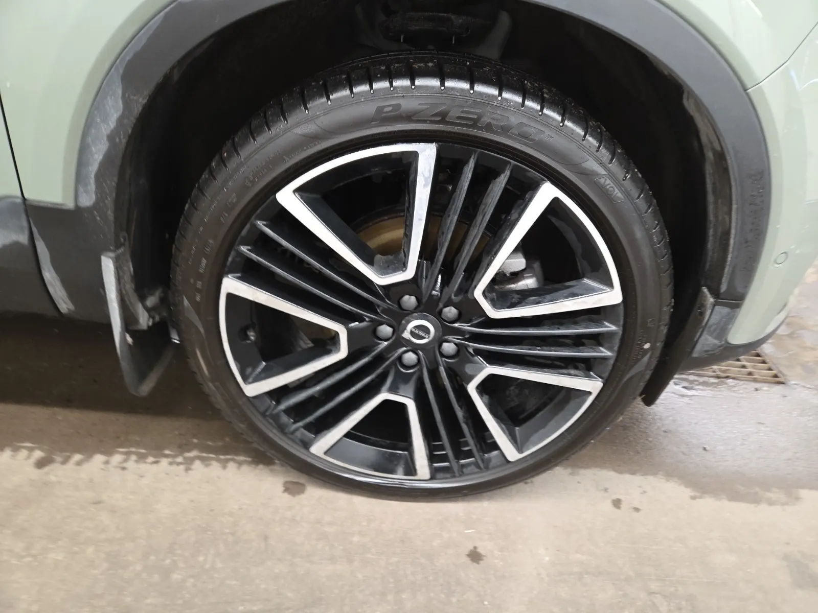 Right Front Wheel/Tire Photo