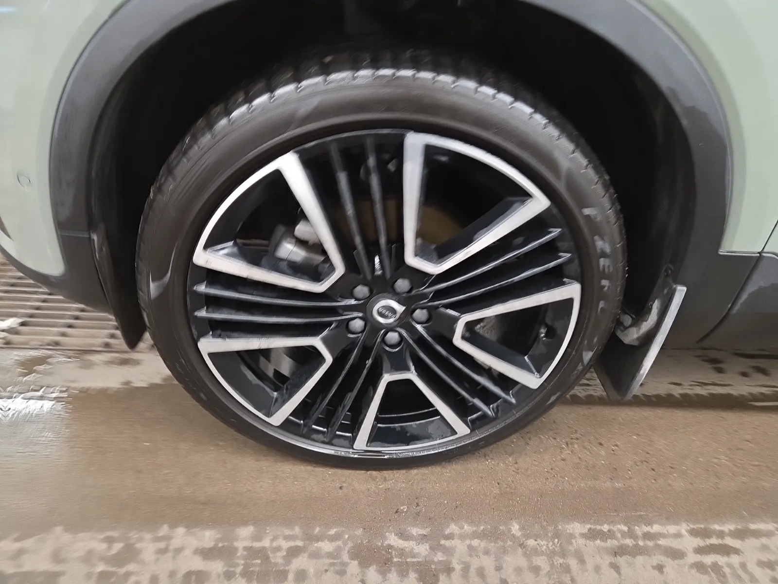 Front driver wheel/tire photo